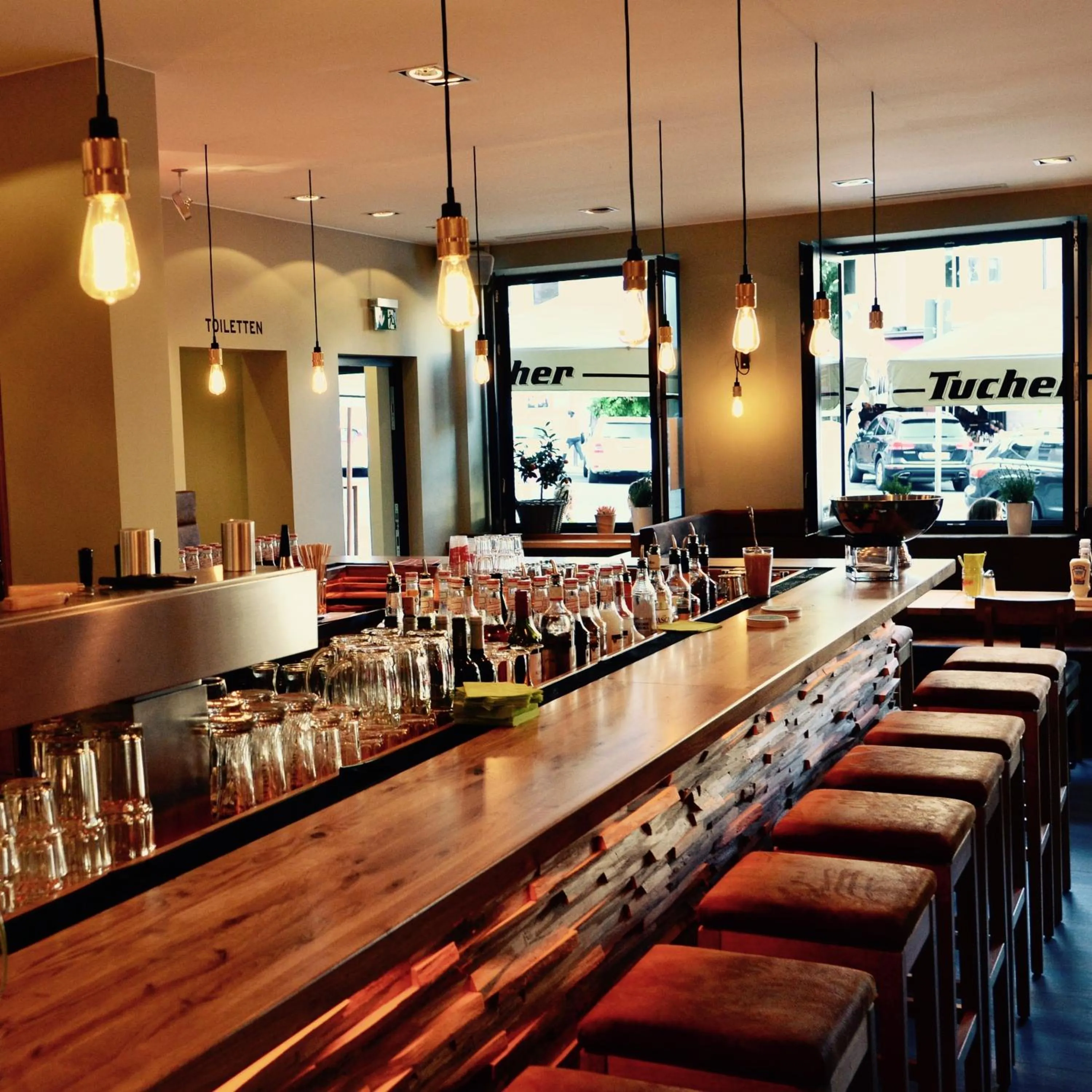 Restaurant/places to eat in Hotel FIVE