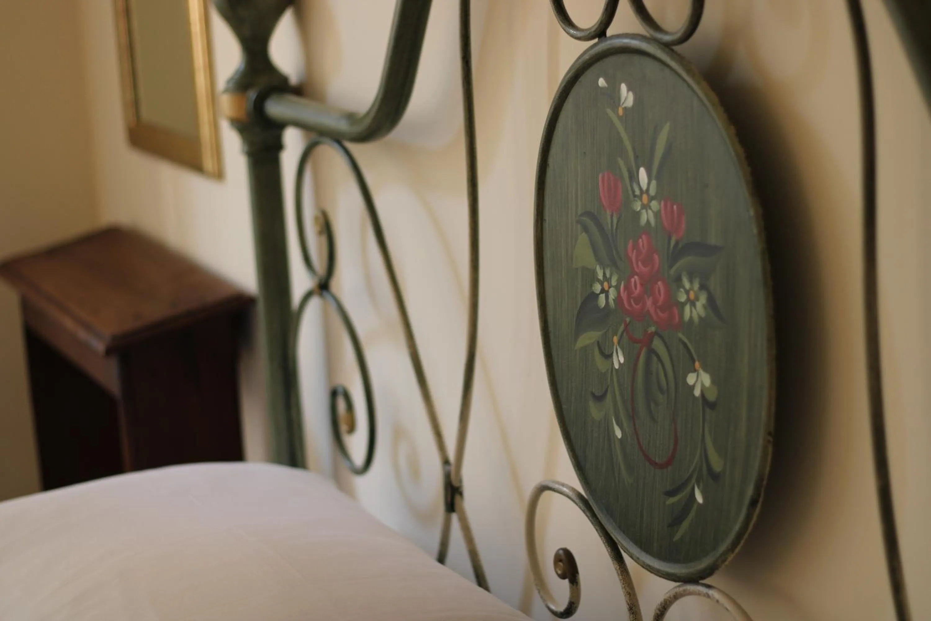 Decorative detail, Bed in Il Viterbino Struttura convenzionata con impianti termali