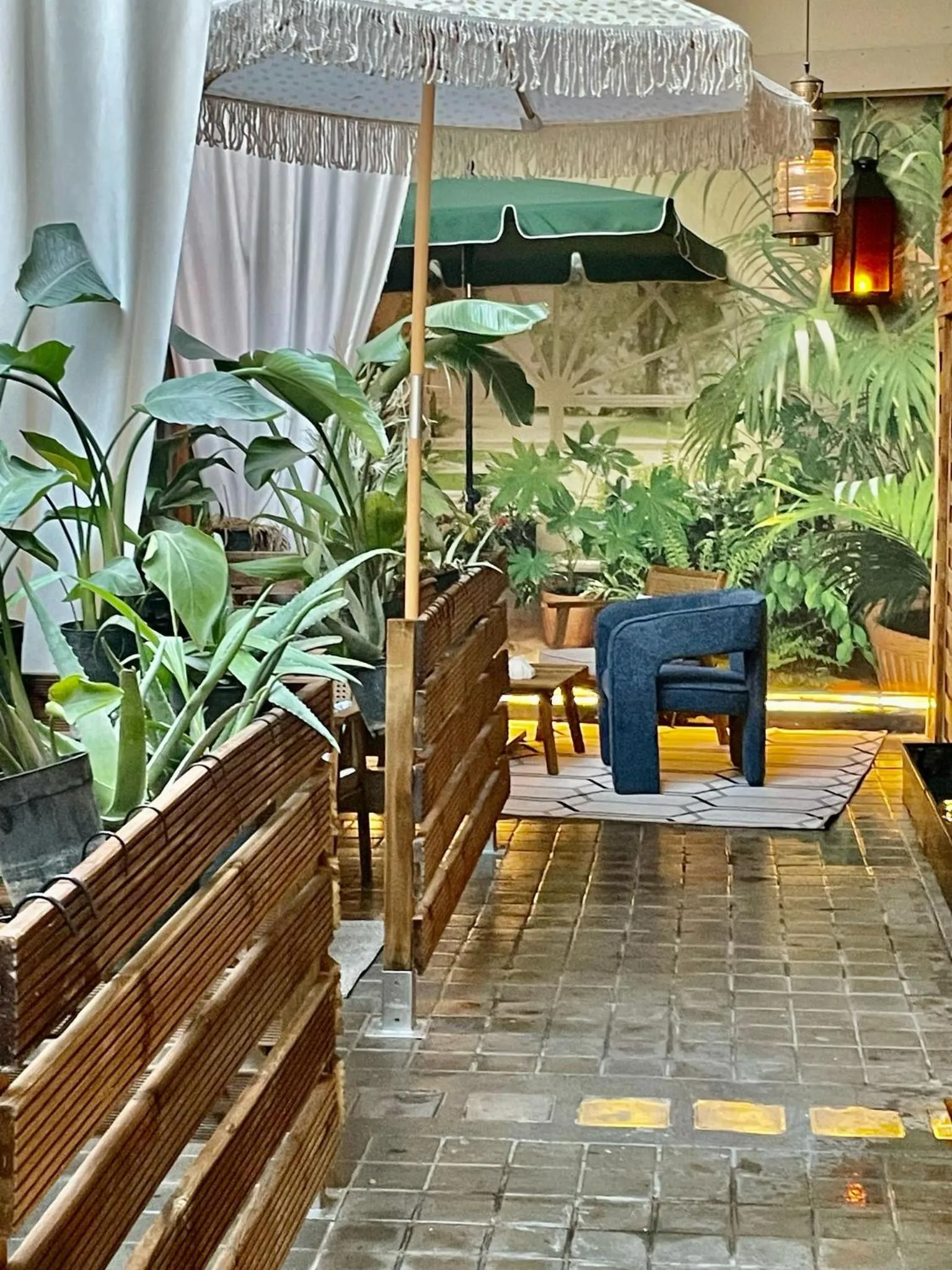 Patio in Hotel Life Gran Via - Tropical garden