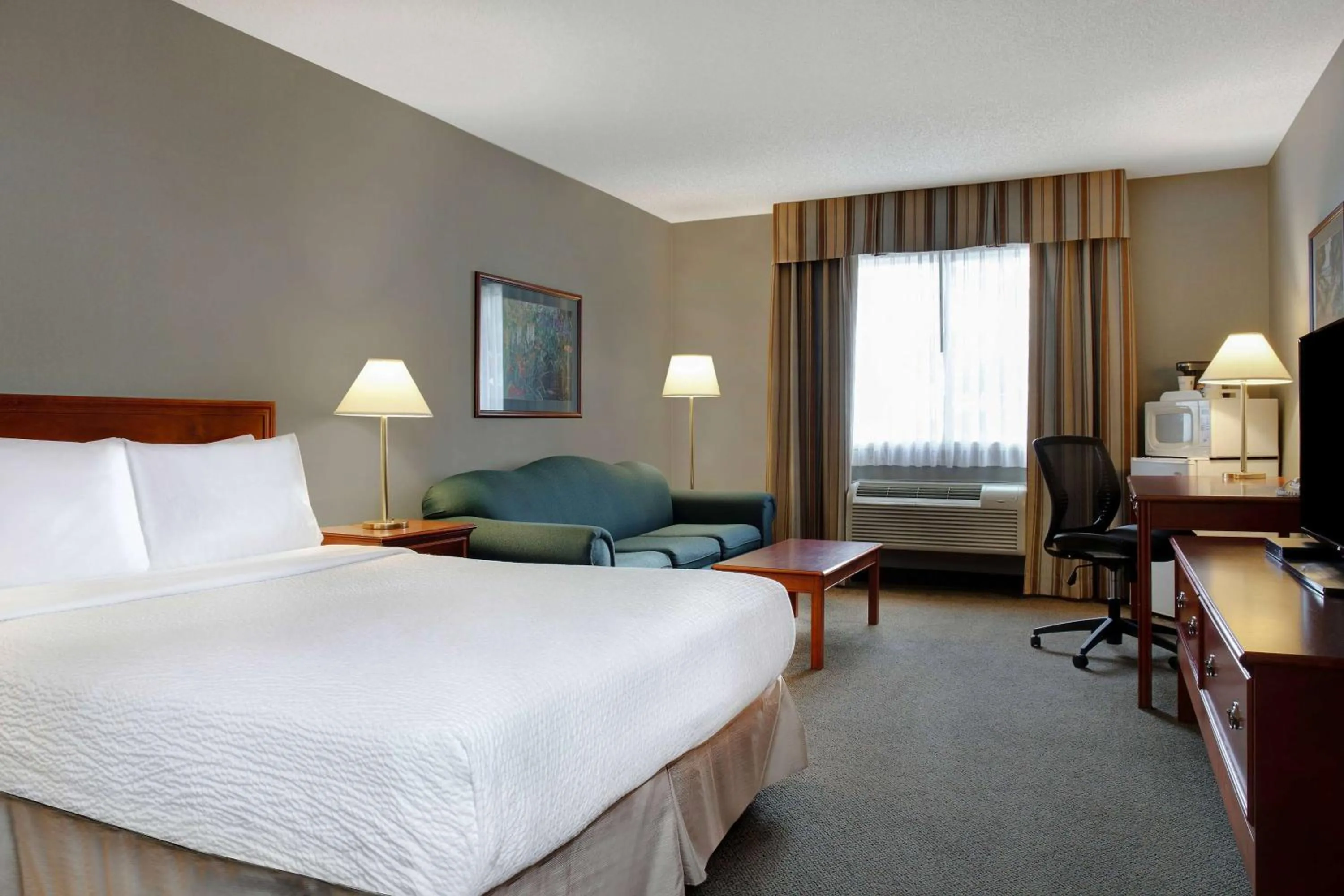 Photo of the whole room, Bed in Days Inn by Wyndham Whitecourt