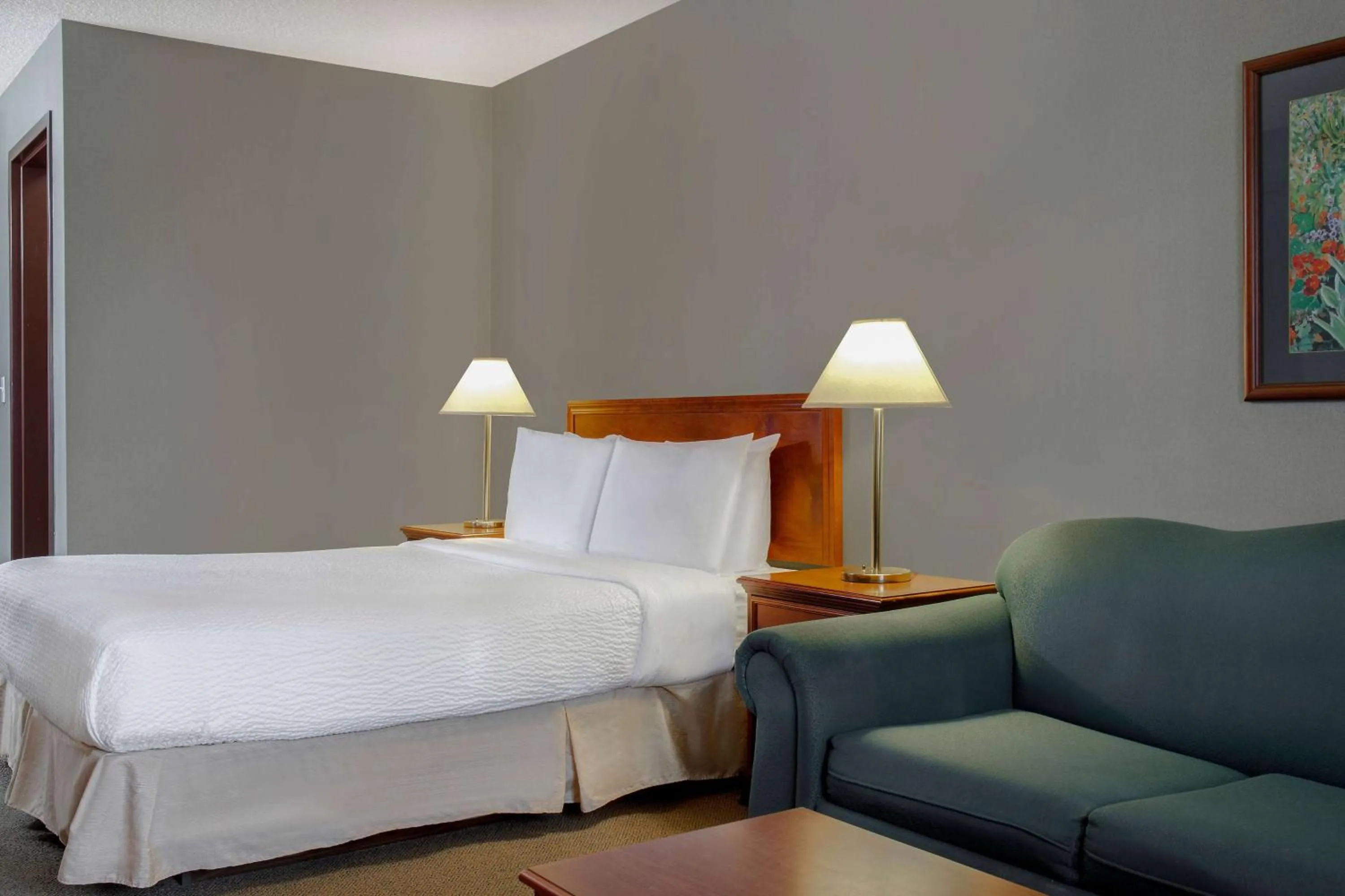 Photo of the whole room, Bed in Days Inn by Wyndham Whitecourt