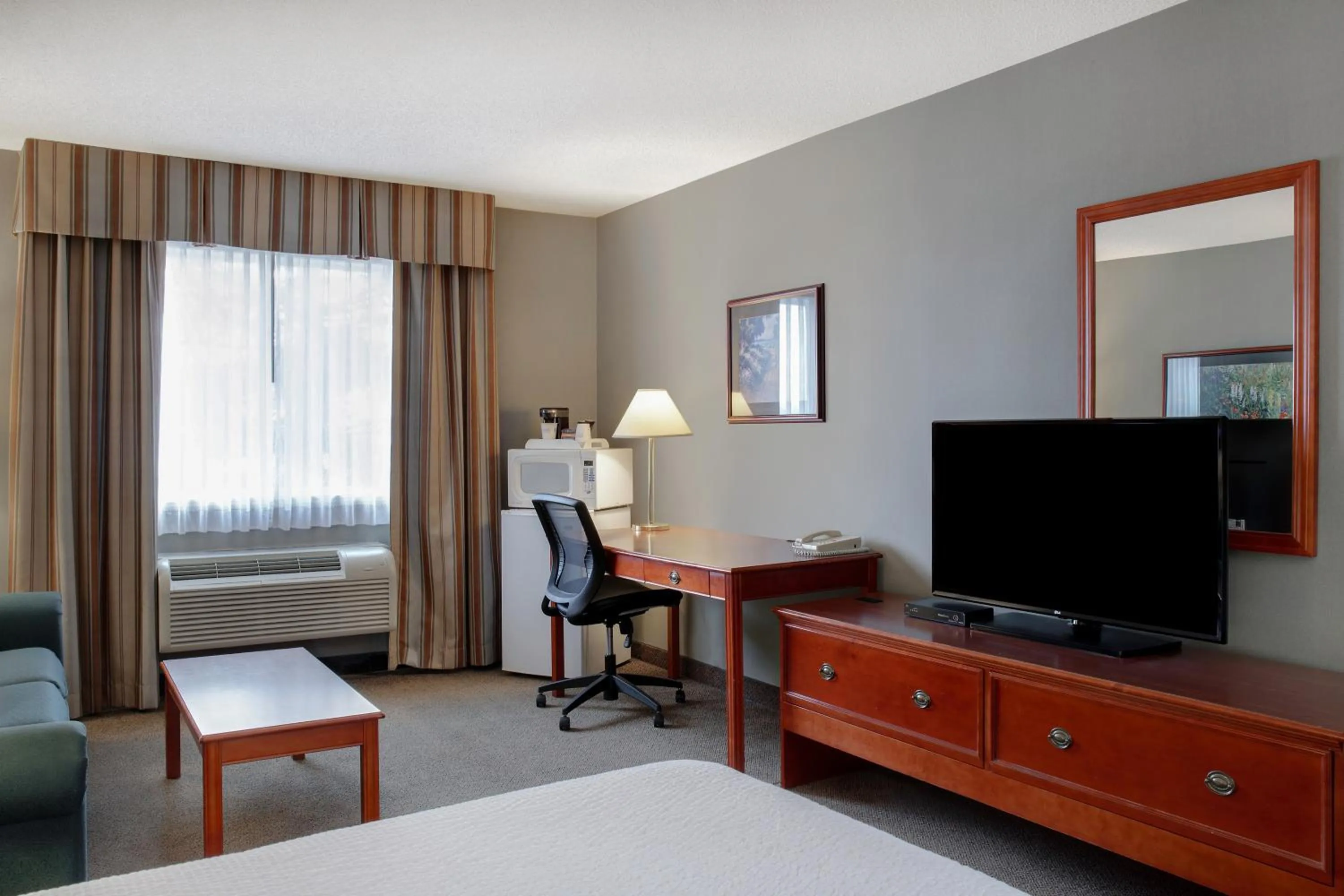 Bedroom, Bed in Days Inn by Wyndham Whitecourt