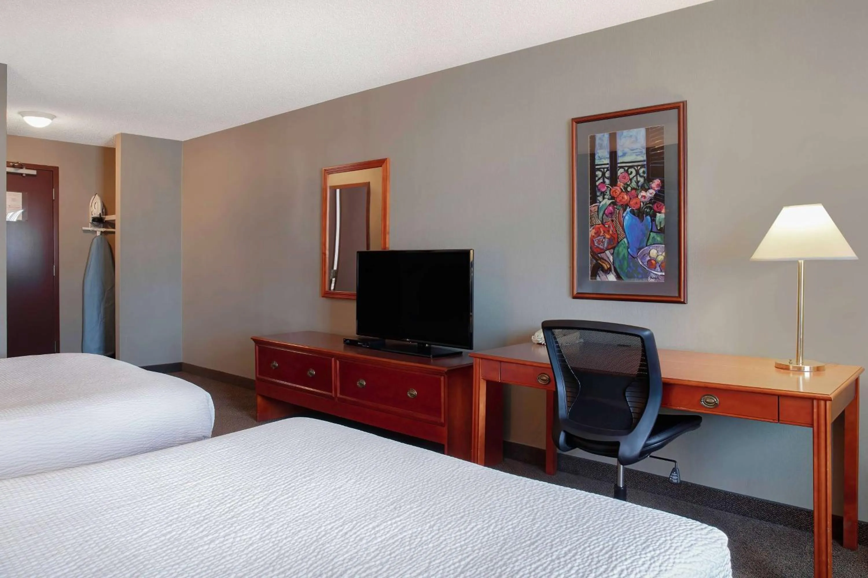 Photo of the whole room, Bed in Days Inn by Wyndham Whitecourt