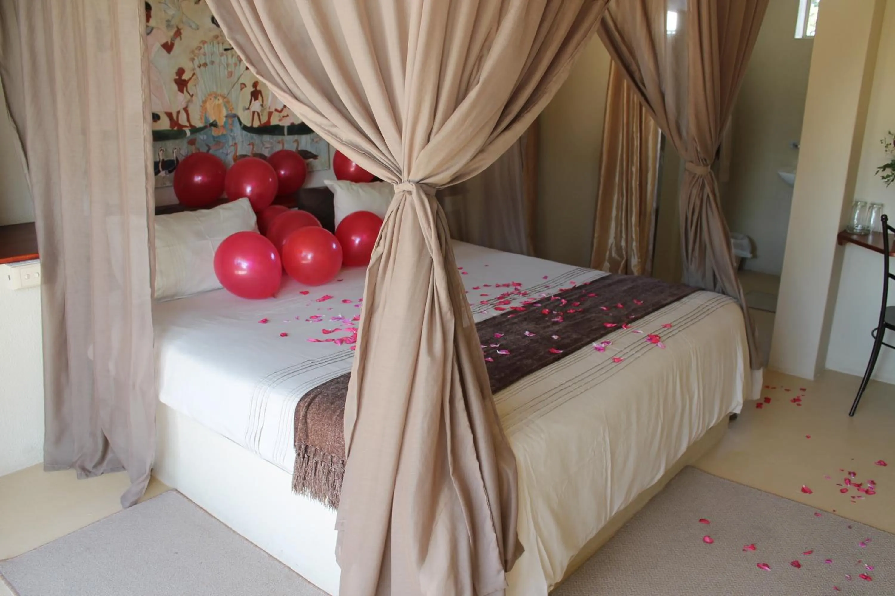 Bed in Pyramids Motel