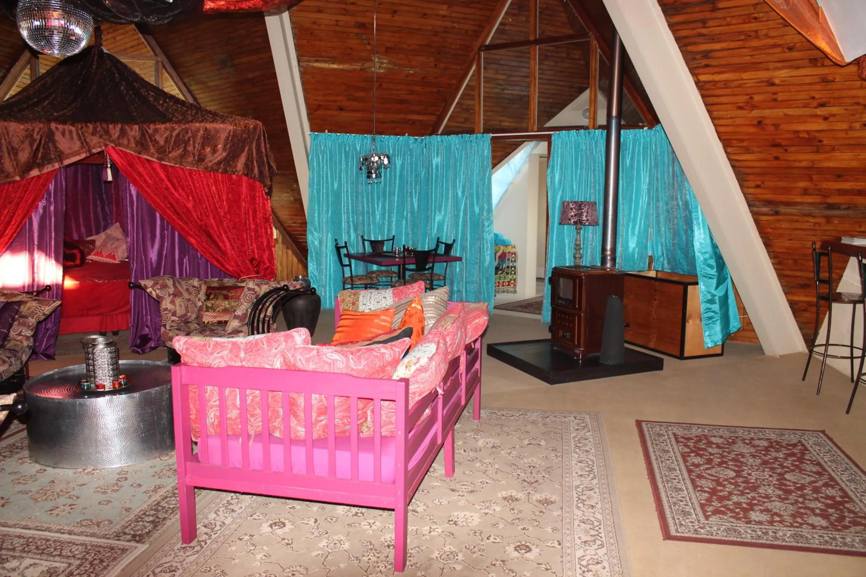 Photo of the whole room in Pyramids Motel