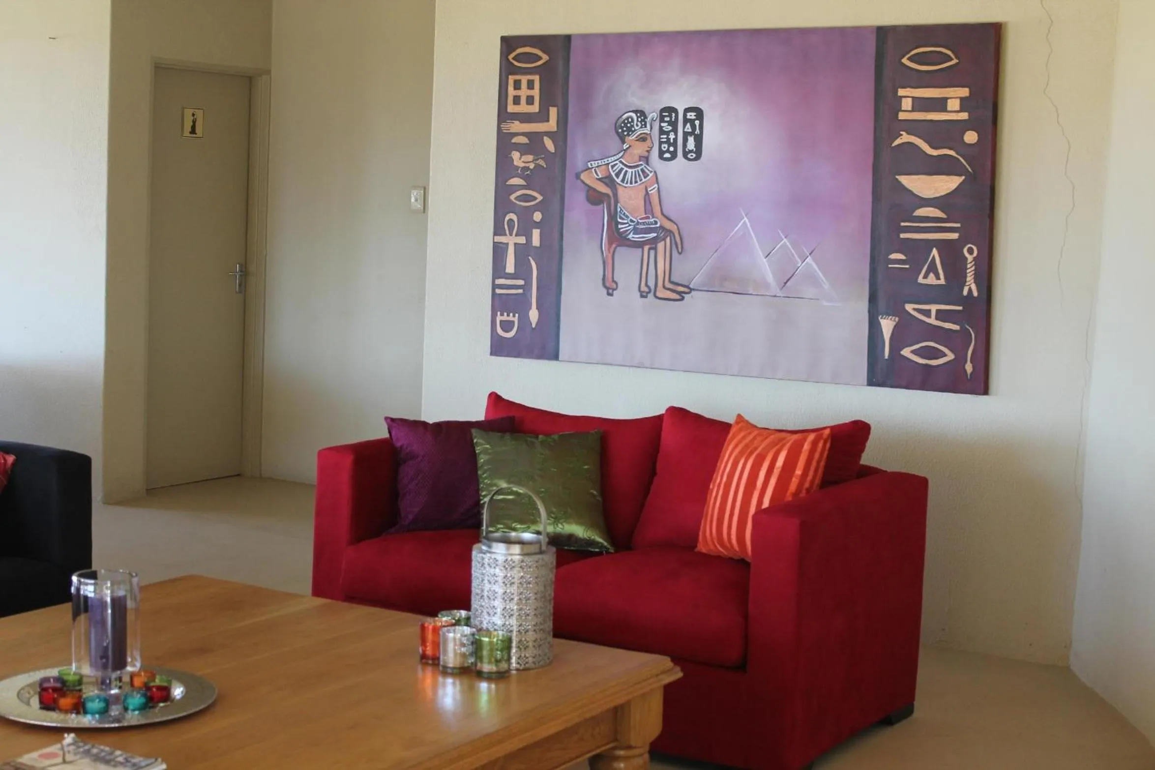 Communal lounge/ TV room in Pyramids Motel