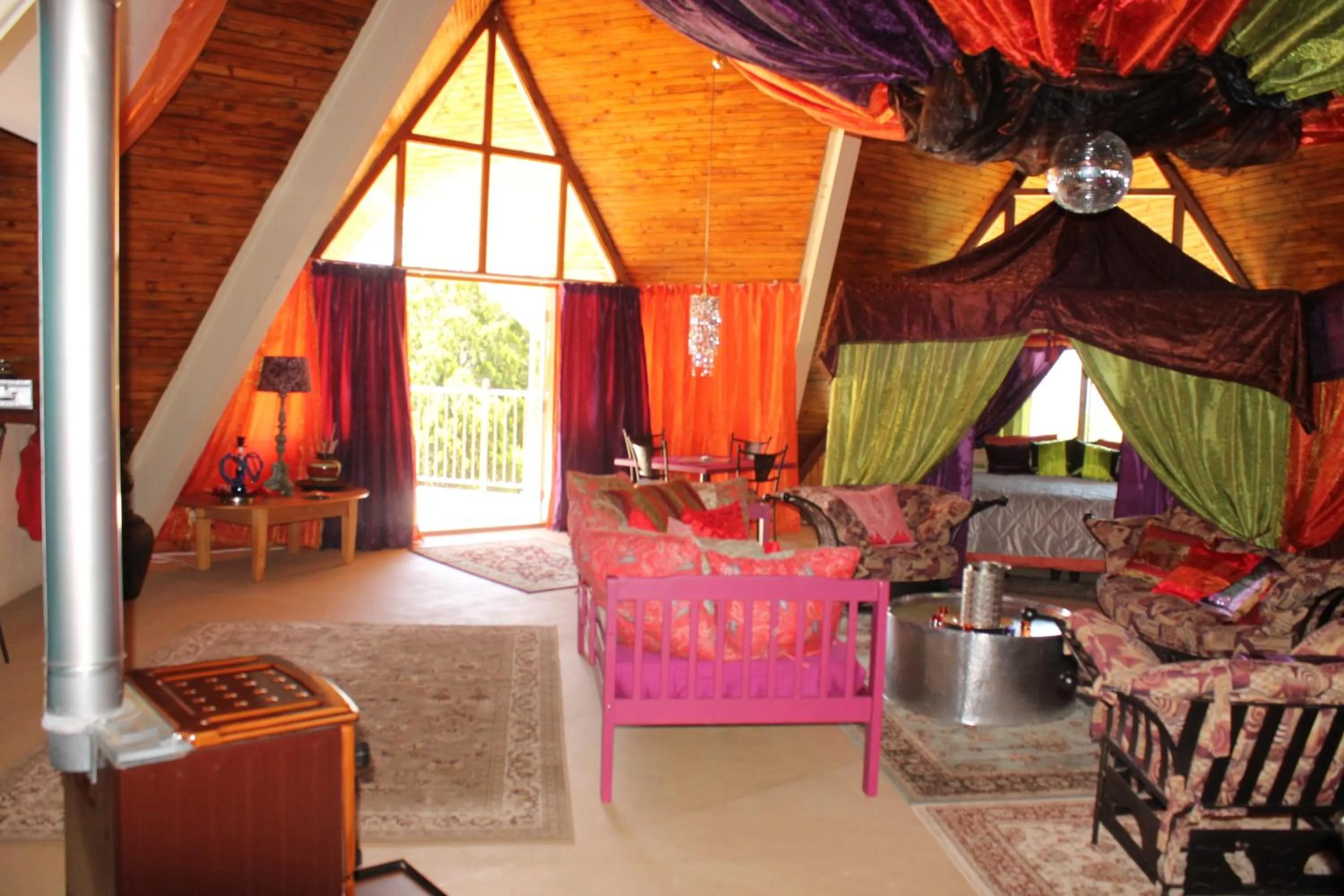 Photo of the whole room in Pyramids Motel