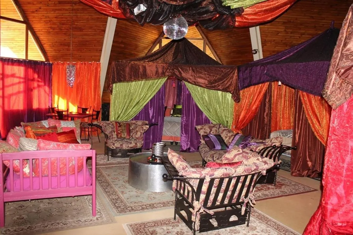 Living room in Pyramids Motel