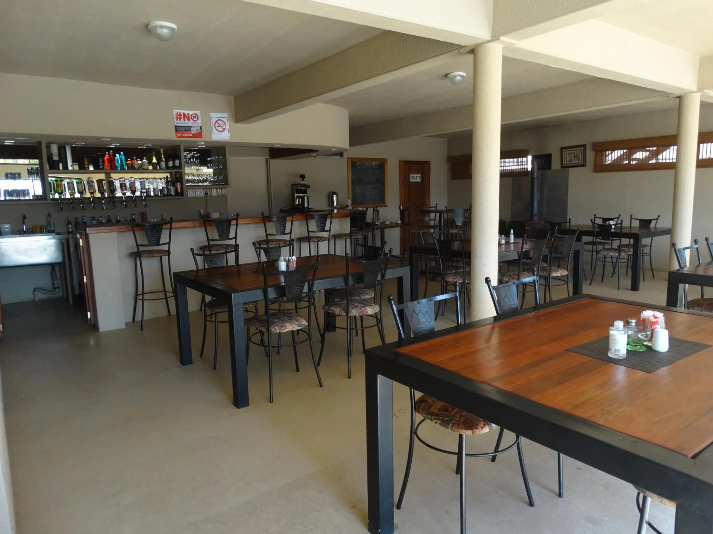 Restaurant/places to eat in Pyramids Motel