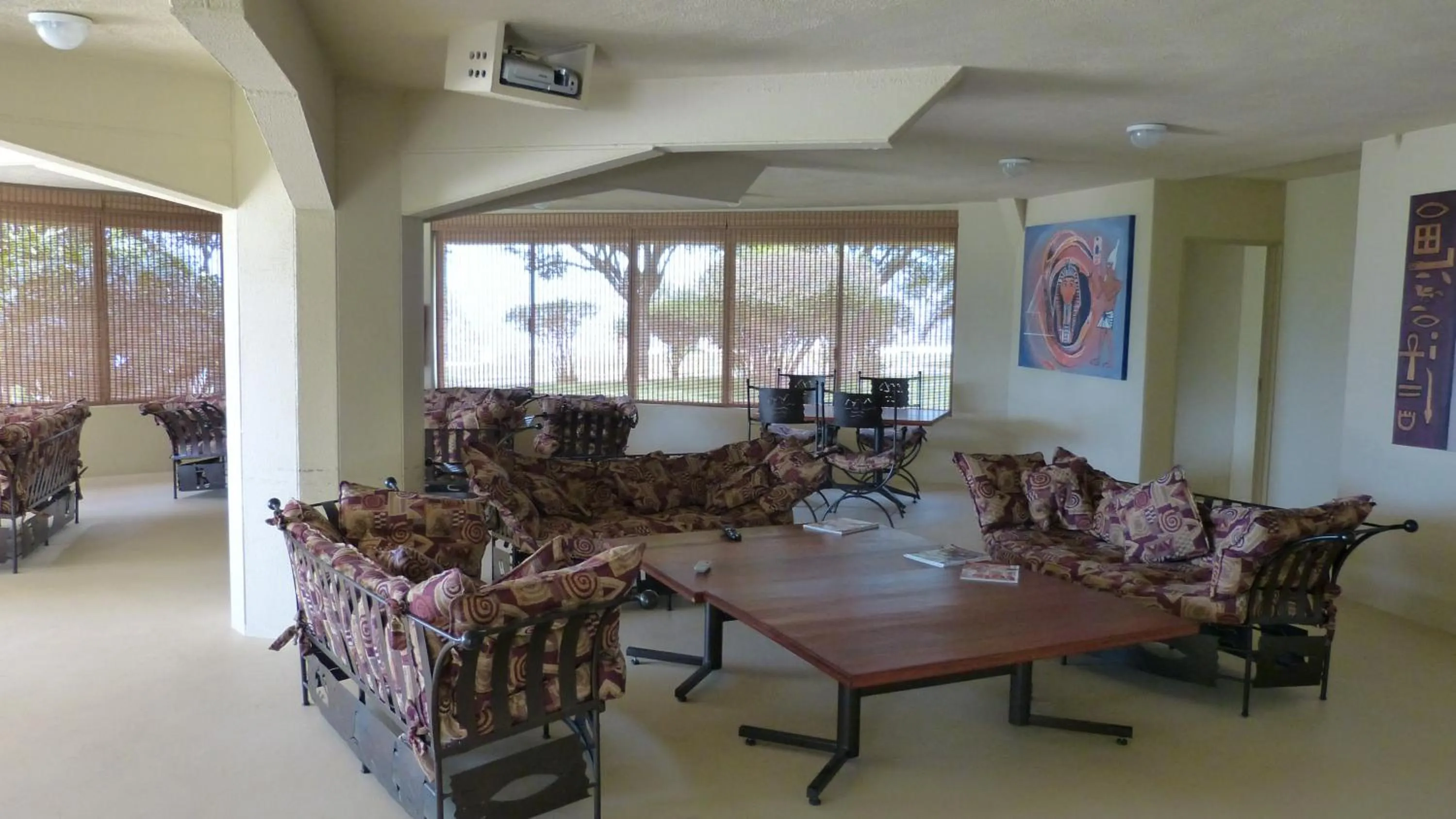 Communal lounge/ TV room in Pyramids Motel