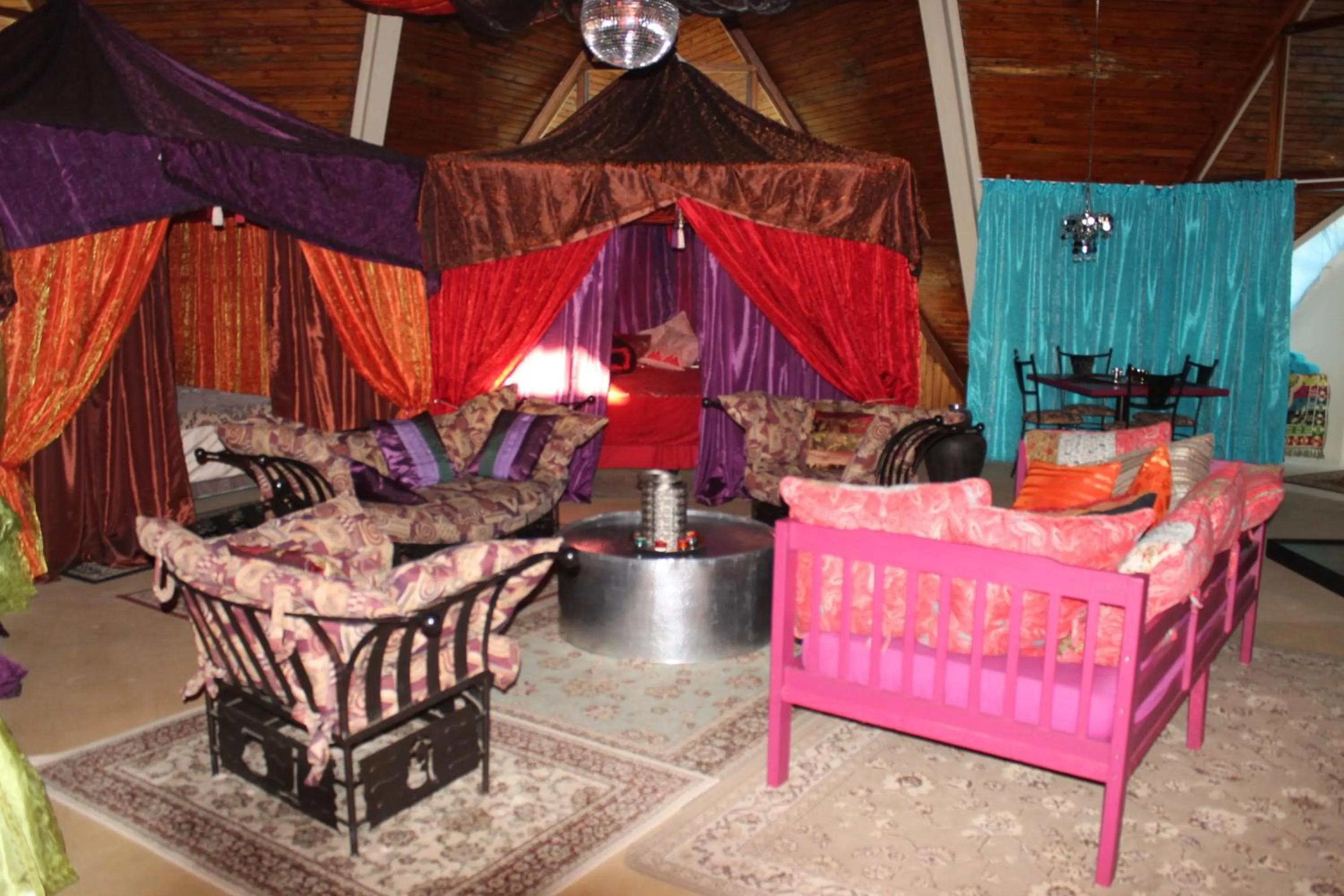 Seating area in Pyramids Motel