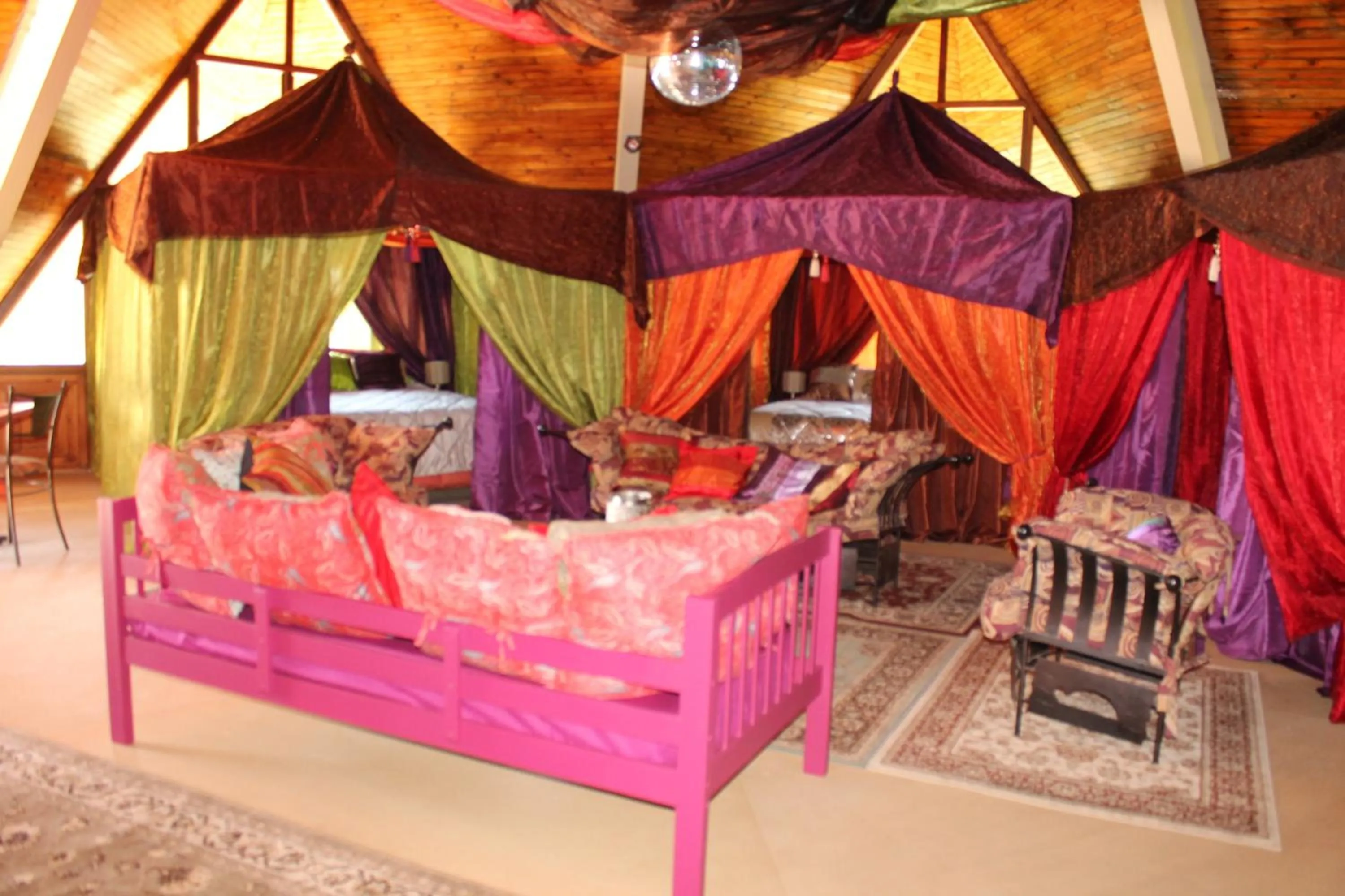 Bed in Pyramids Motel