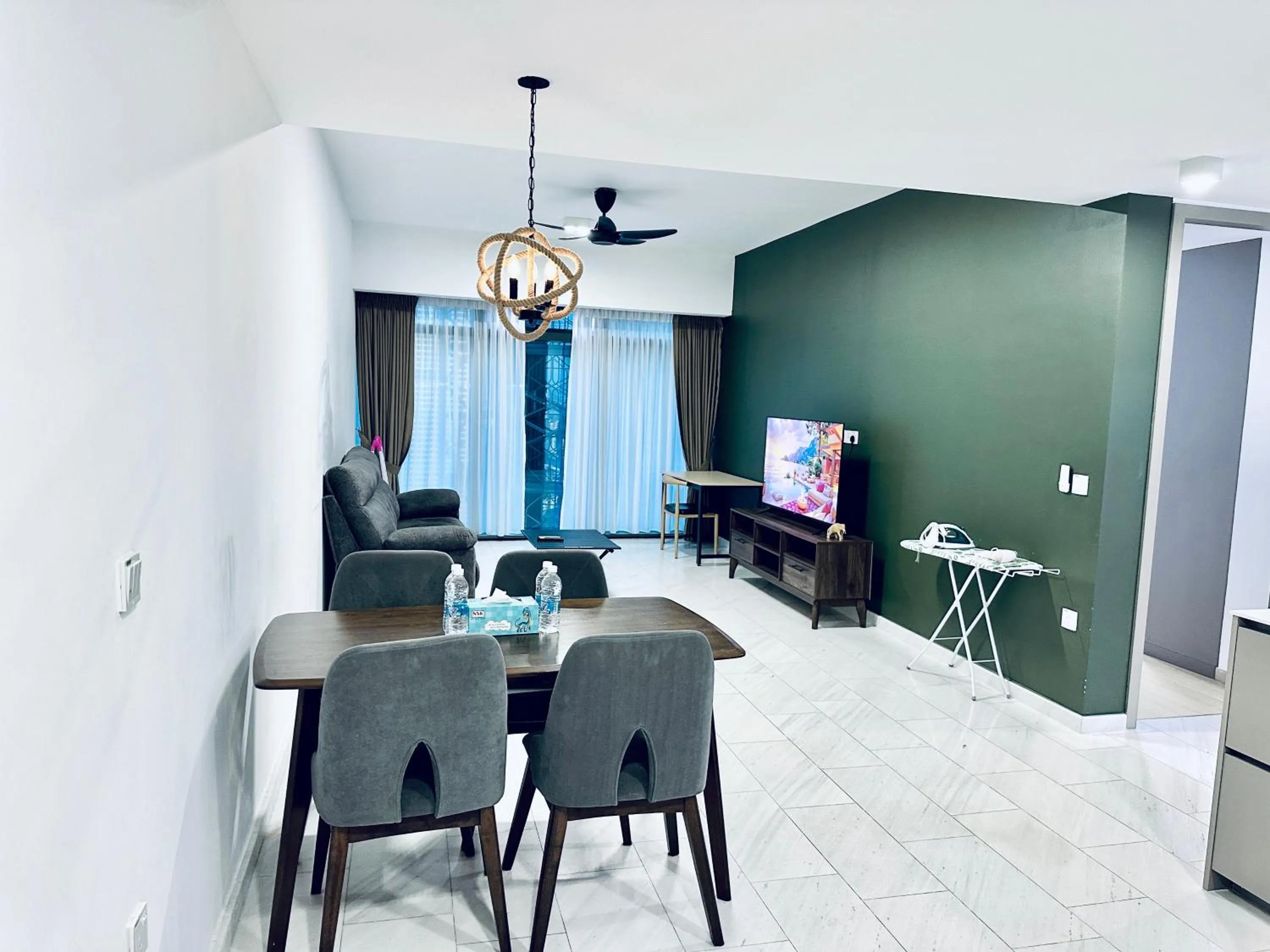 TV and multimedia in Eaton Residences By Luna