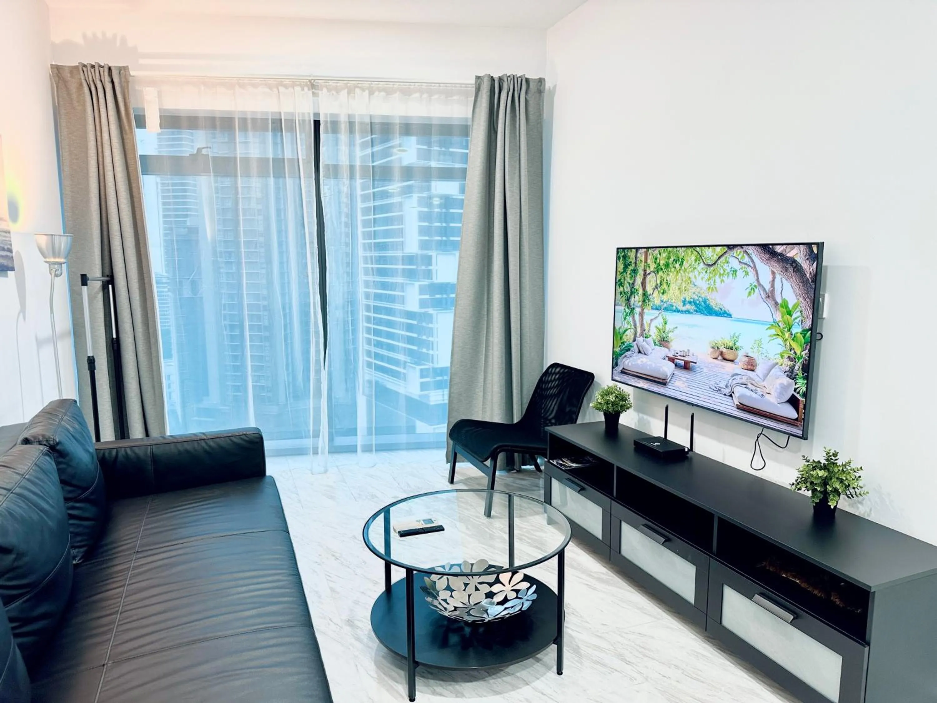 TV and multimedia in Eaton Residences By Luna