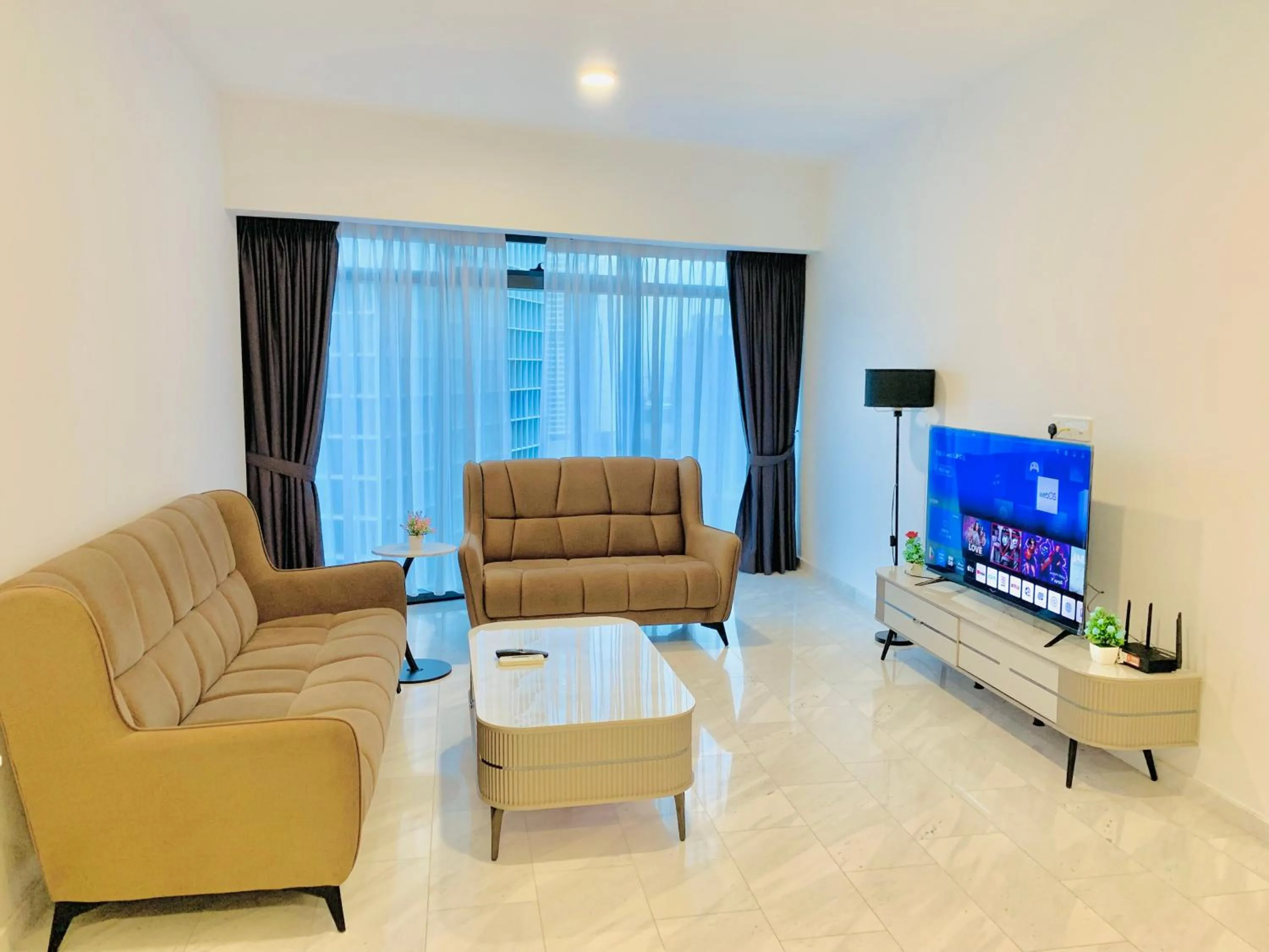 TV and multimedia in Eaton Residences By Luna