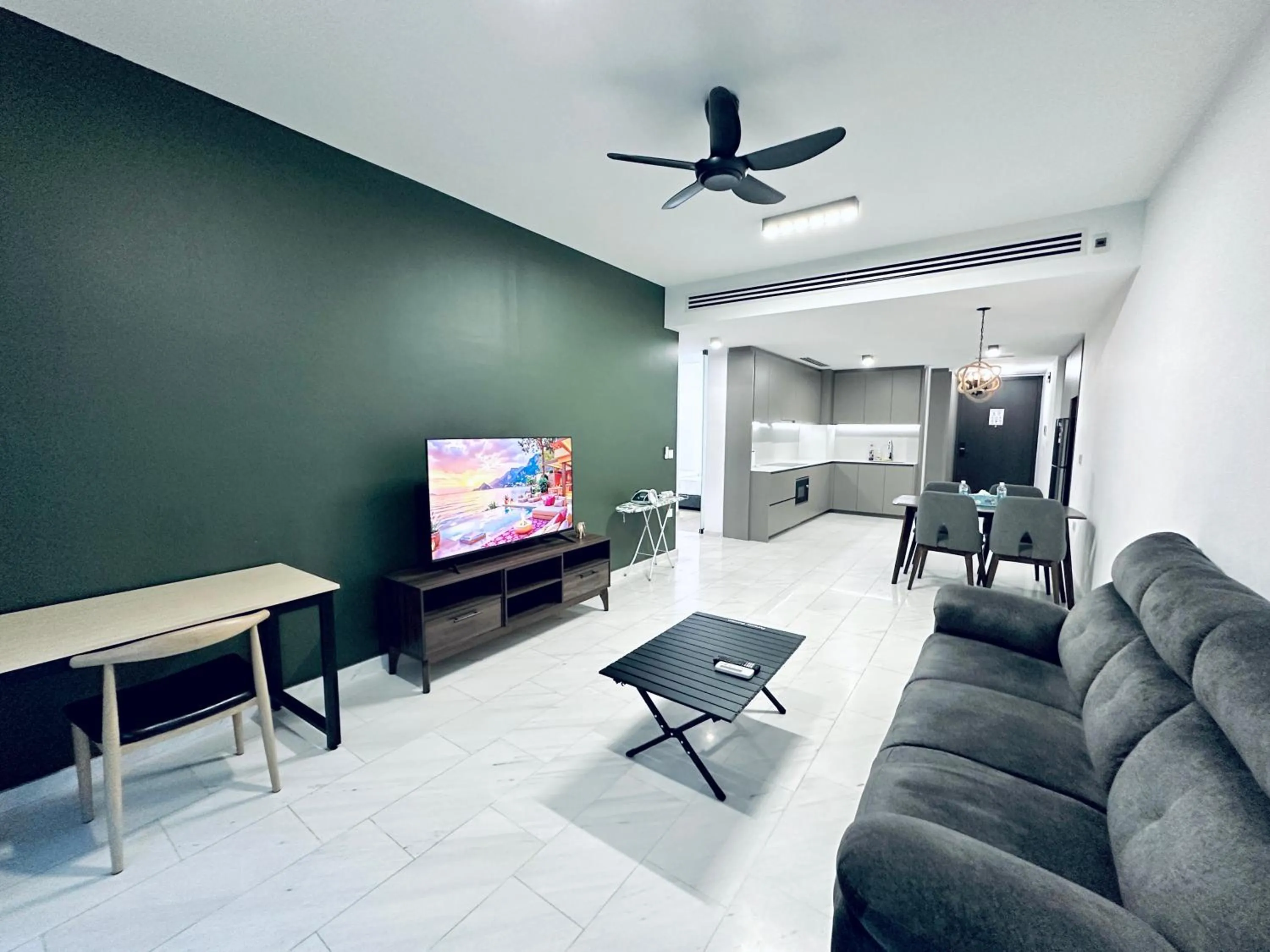 TV and multimedia in Eaton Residences By Luna