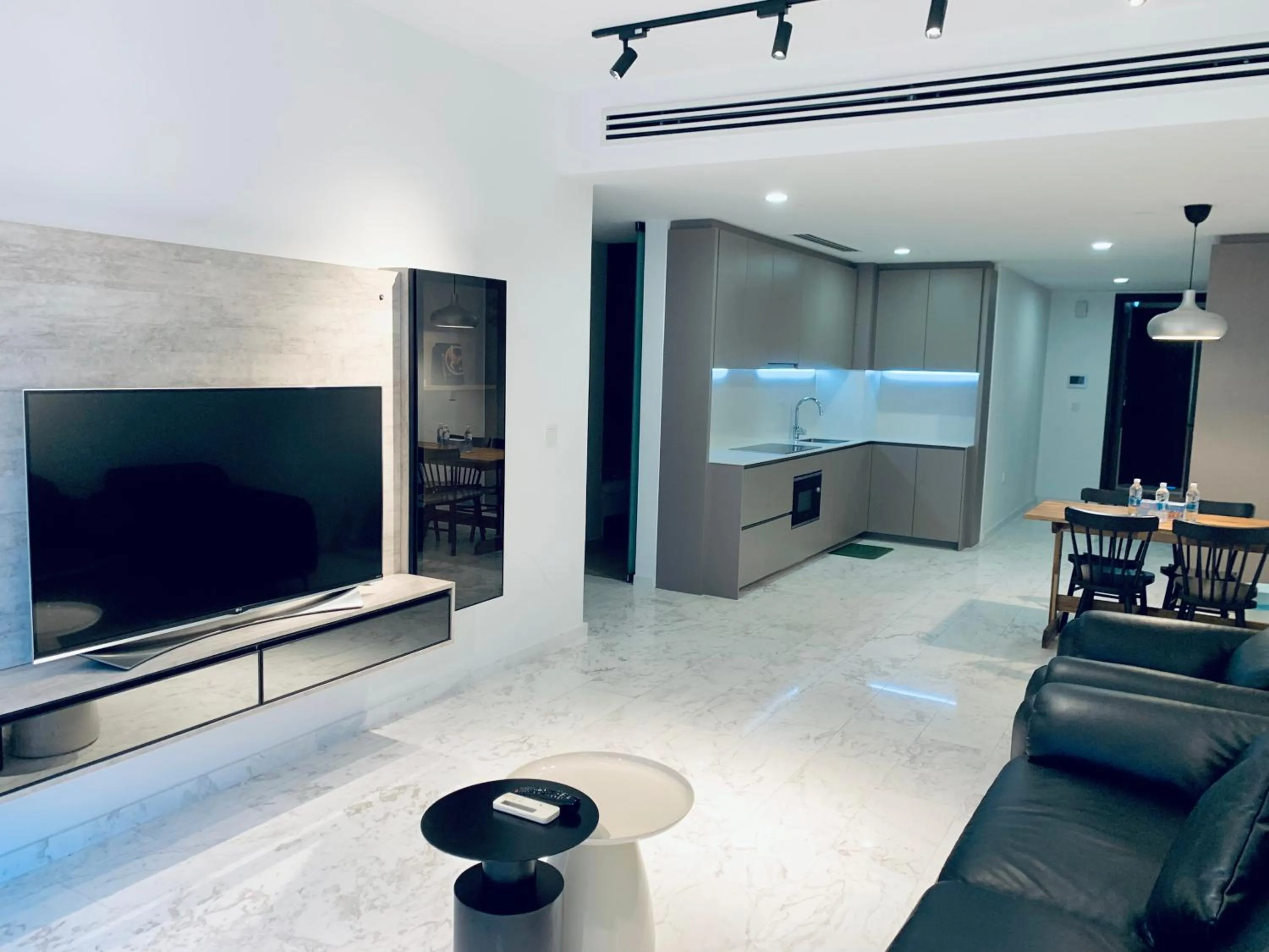 TV and multimedia in Eaton Residences By Luna