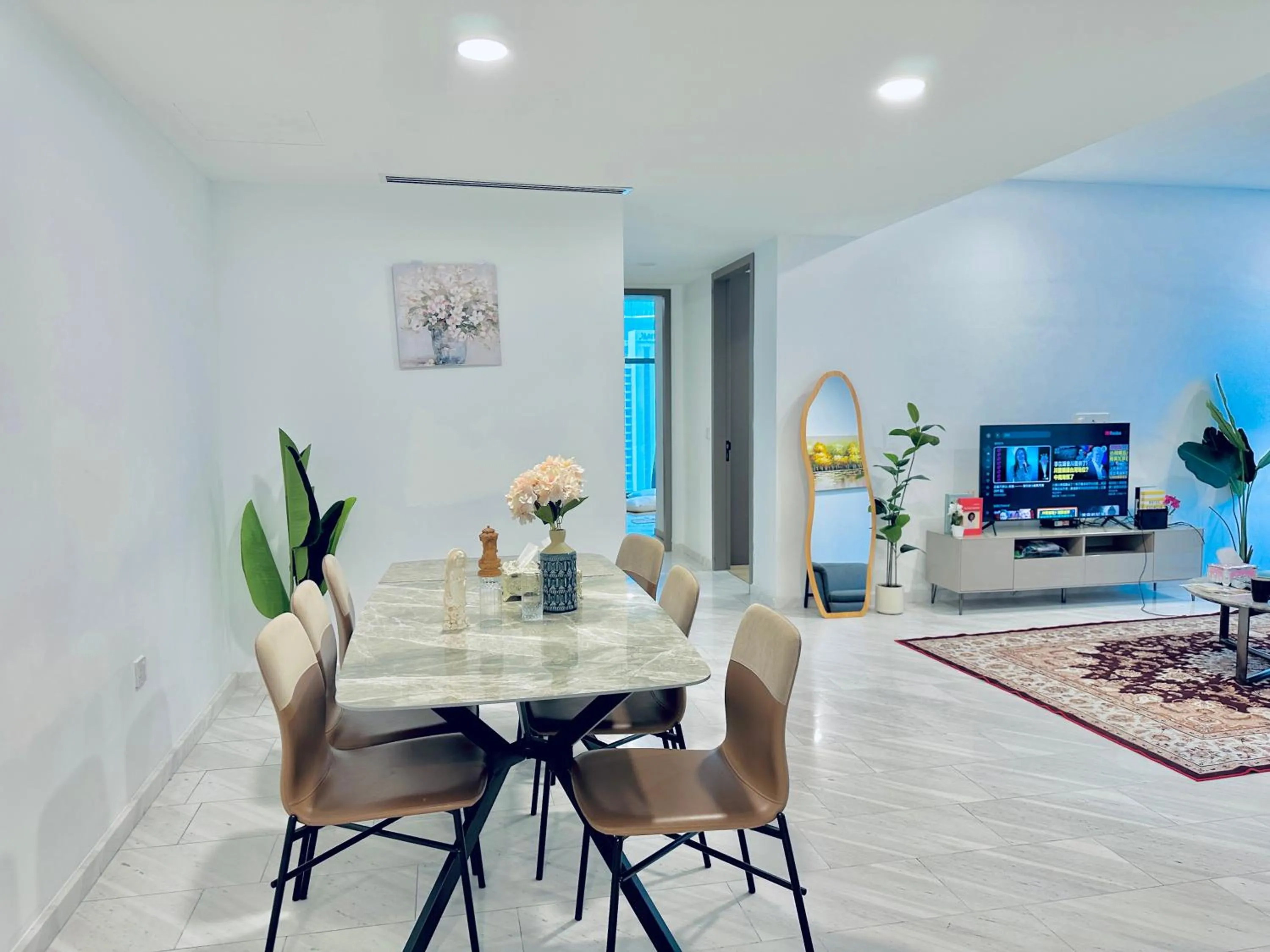 TV and multimedia in Eaton Residences By Luna