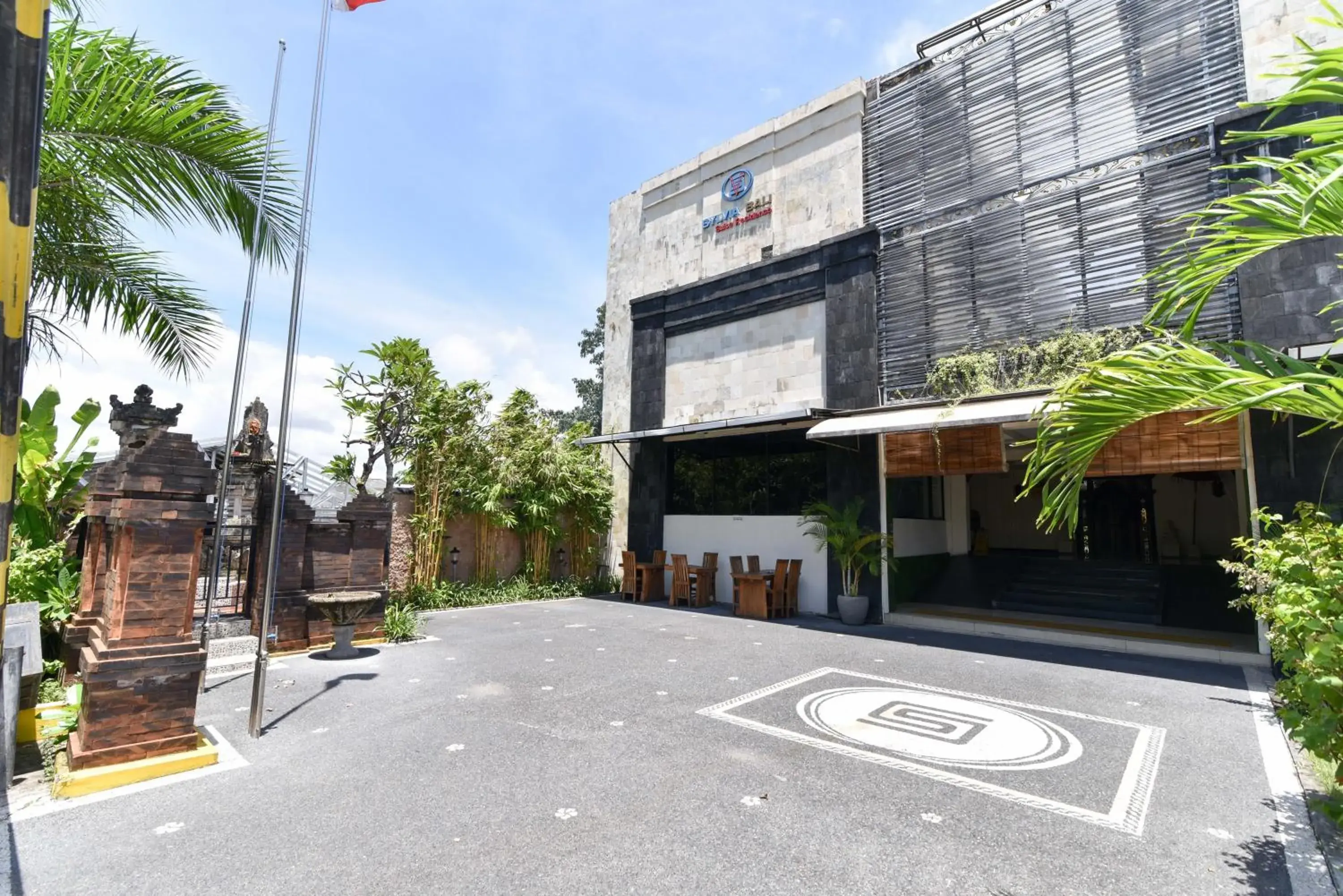 Property building in RedDoorz Plus near Mall Bali Galeria 2 Property building in RedDoorz Plus near Mall Bali Galeria 2