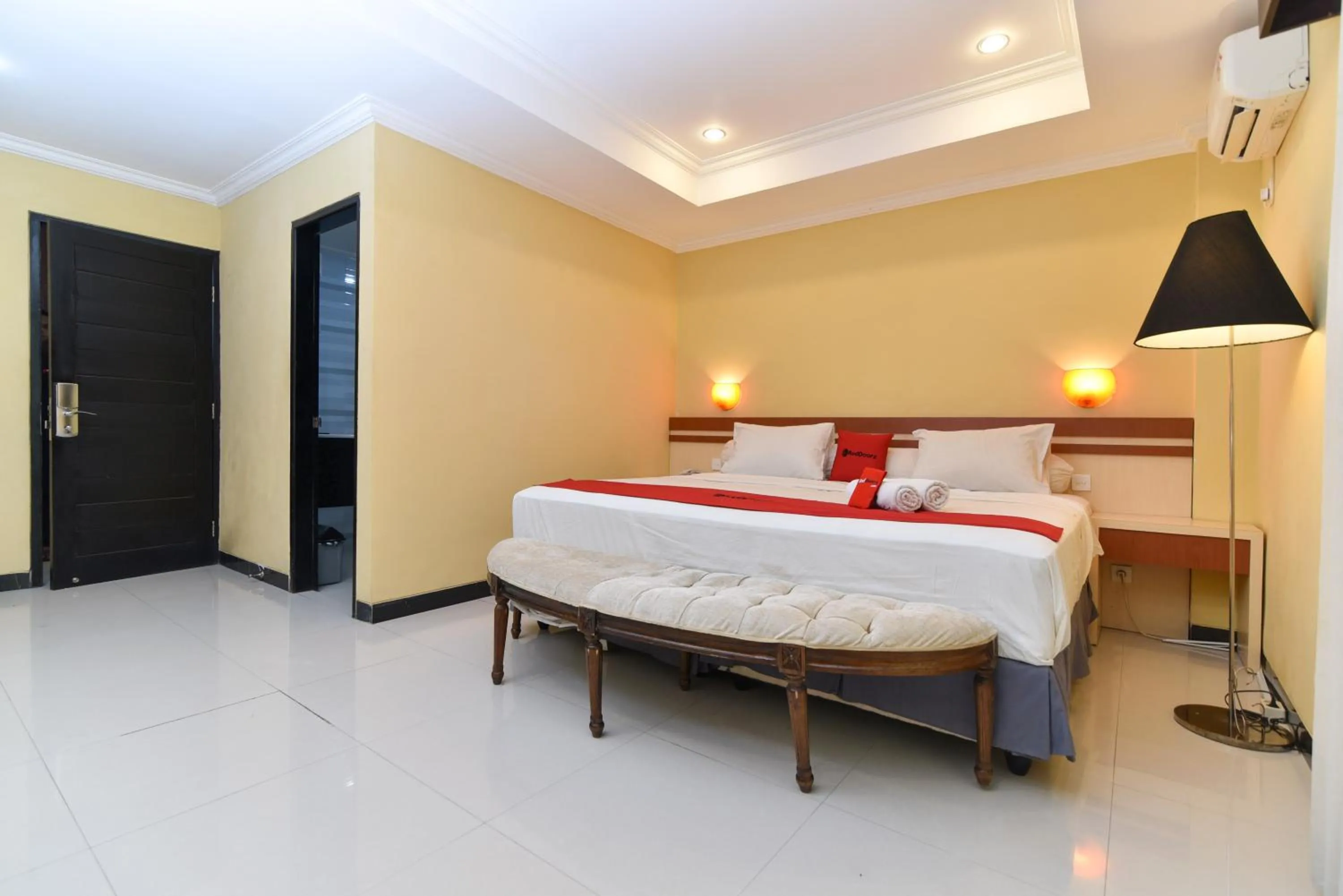 Bedroom, Bed in RedDoorz Plus near Mall Bali Galeria 2