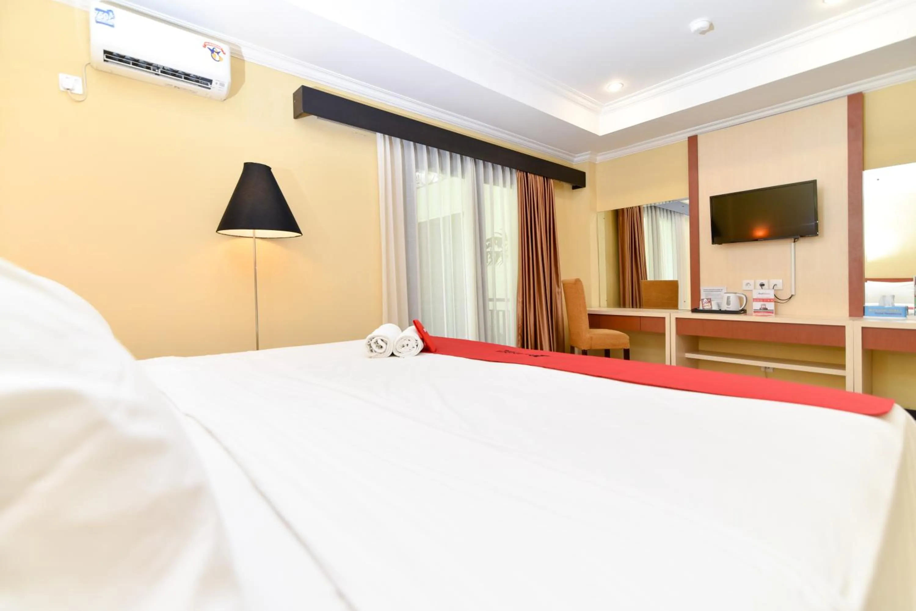 Bedroom, Bed in RedDoorz Plus near Mall Bali Galeria 2