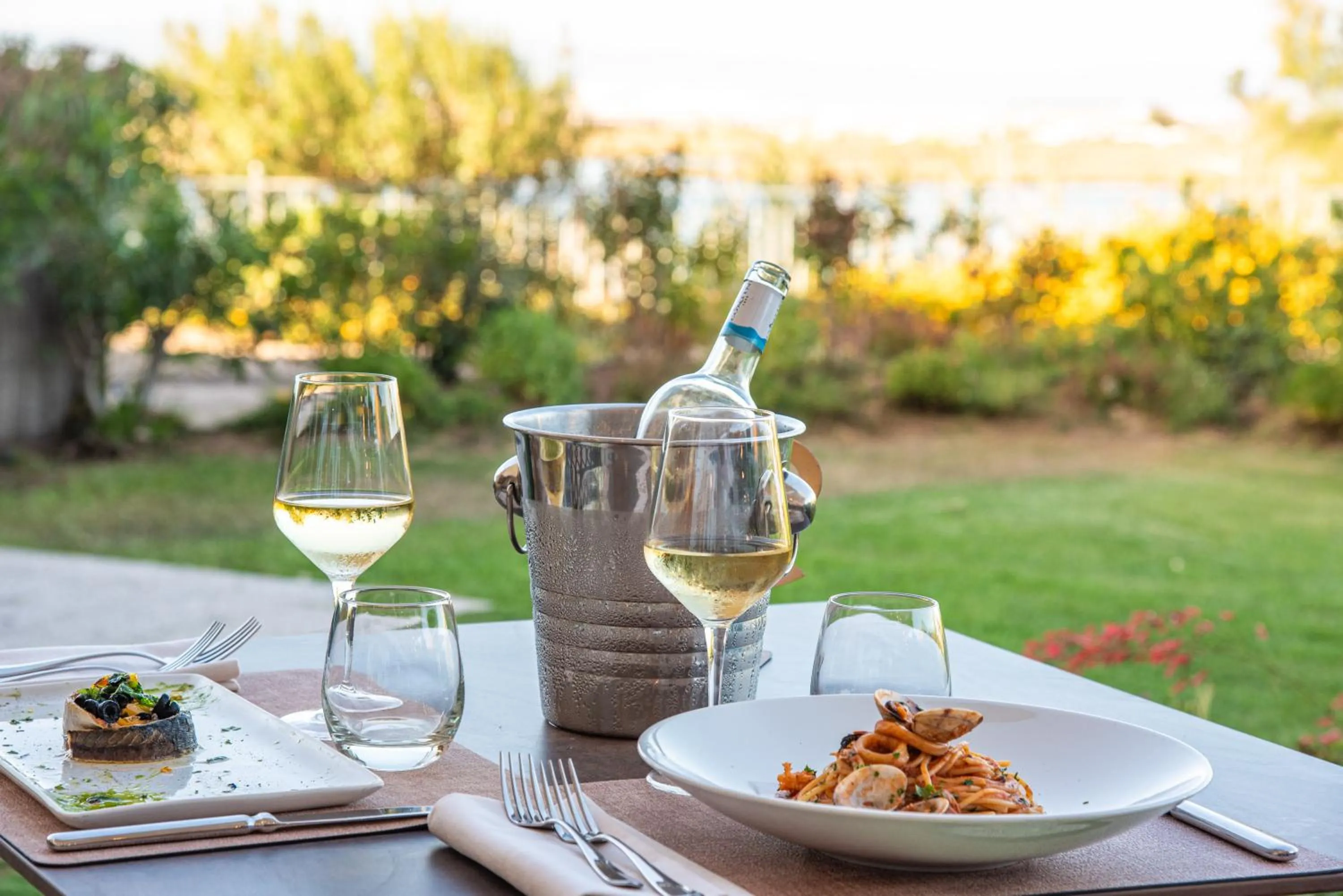 Restaurant/places to eat in Hotel Santa Gilla