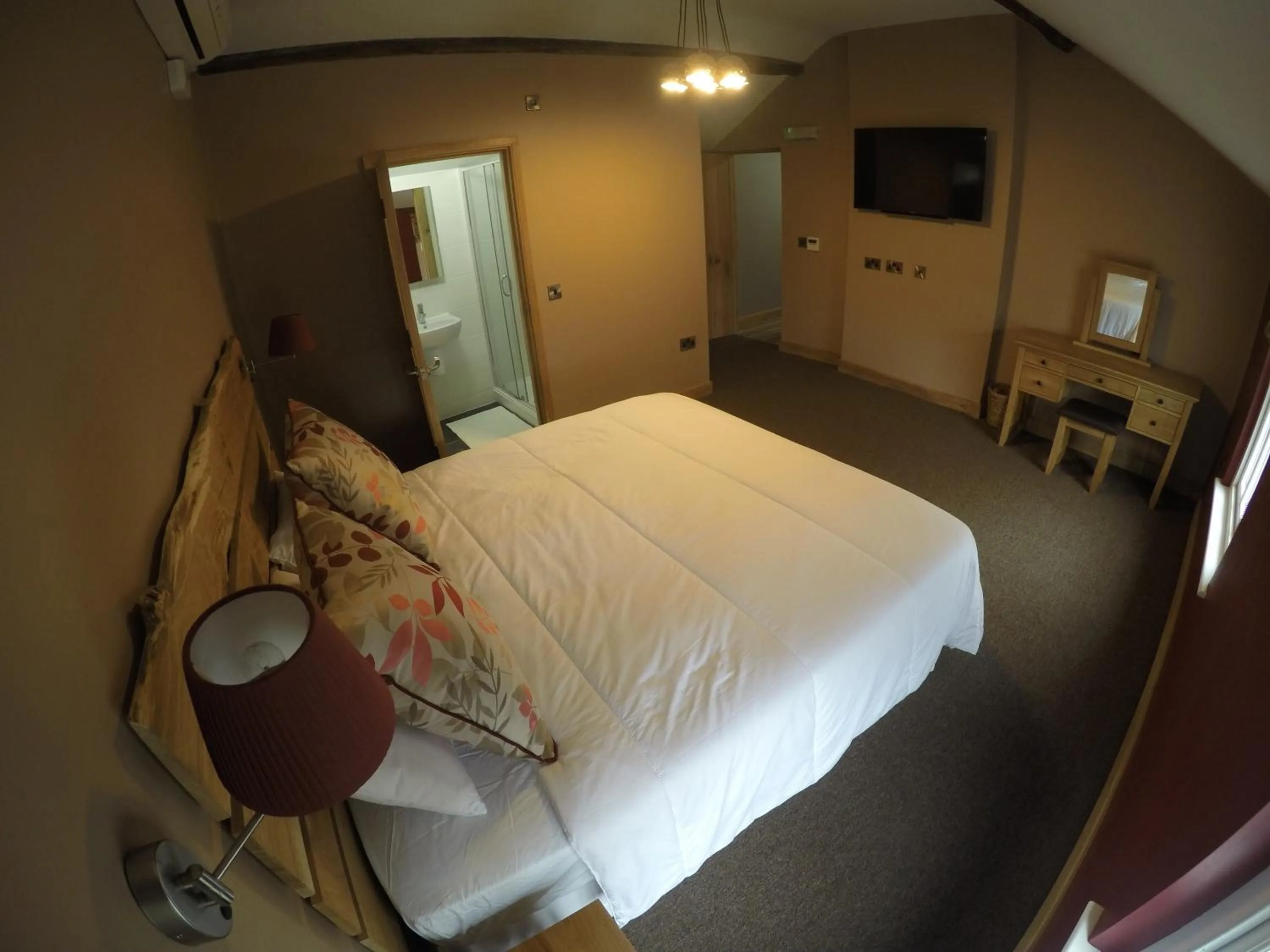 Photo of the whole room, Bed in The Feathers