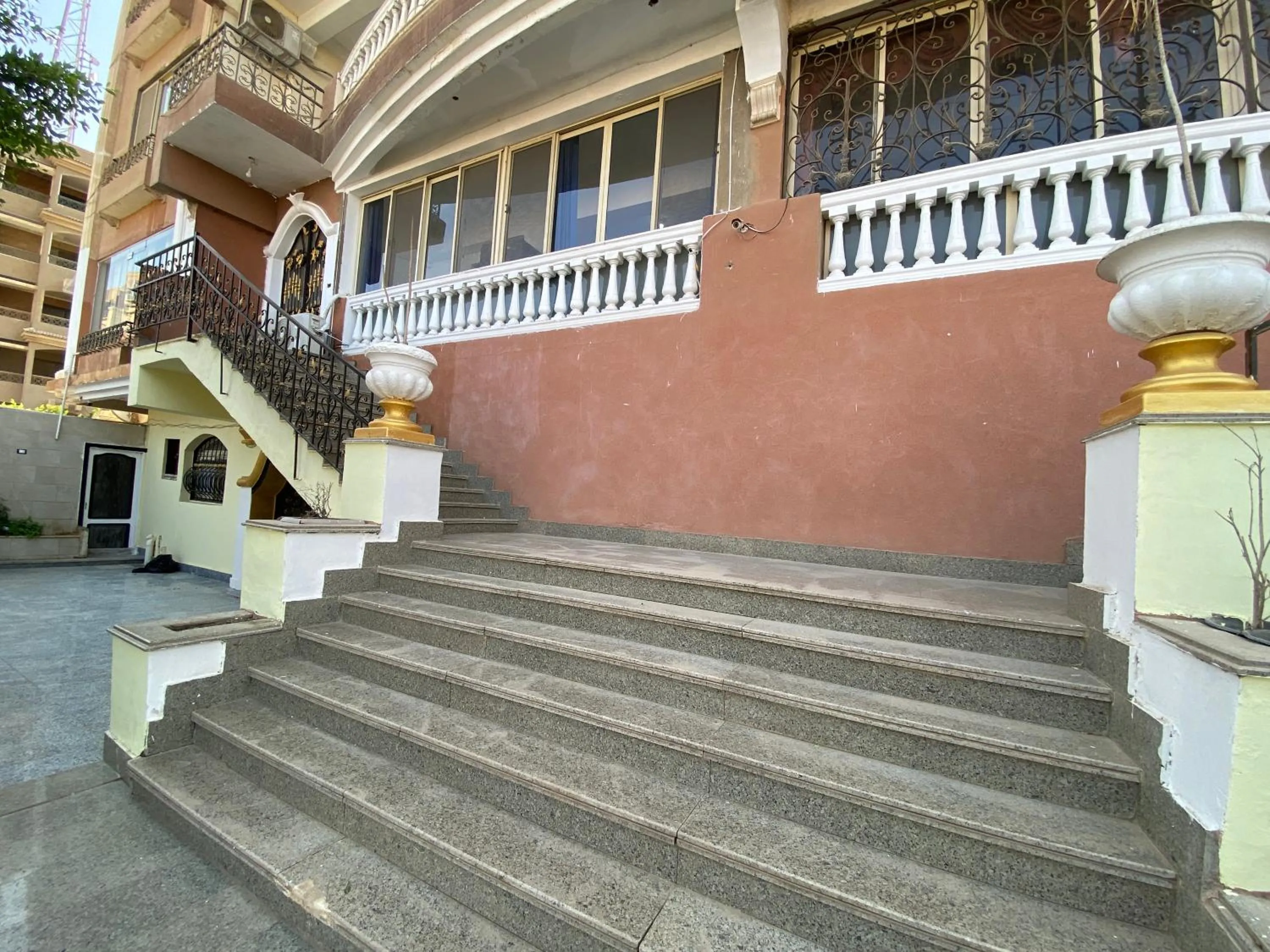 Property building in Triangle Pyramids Boutique