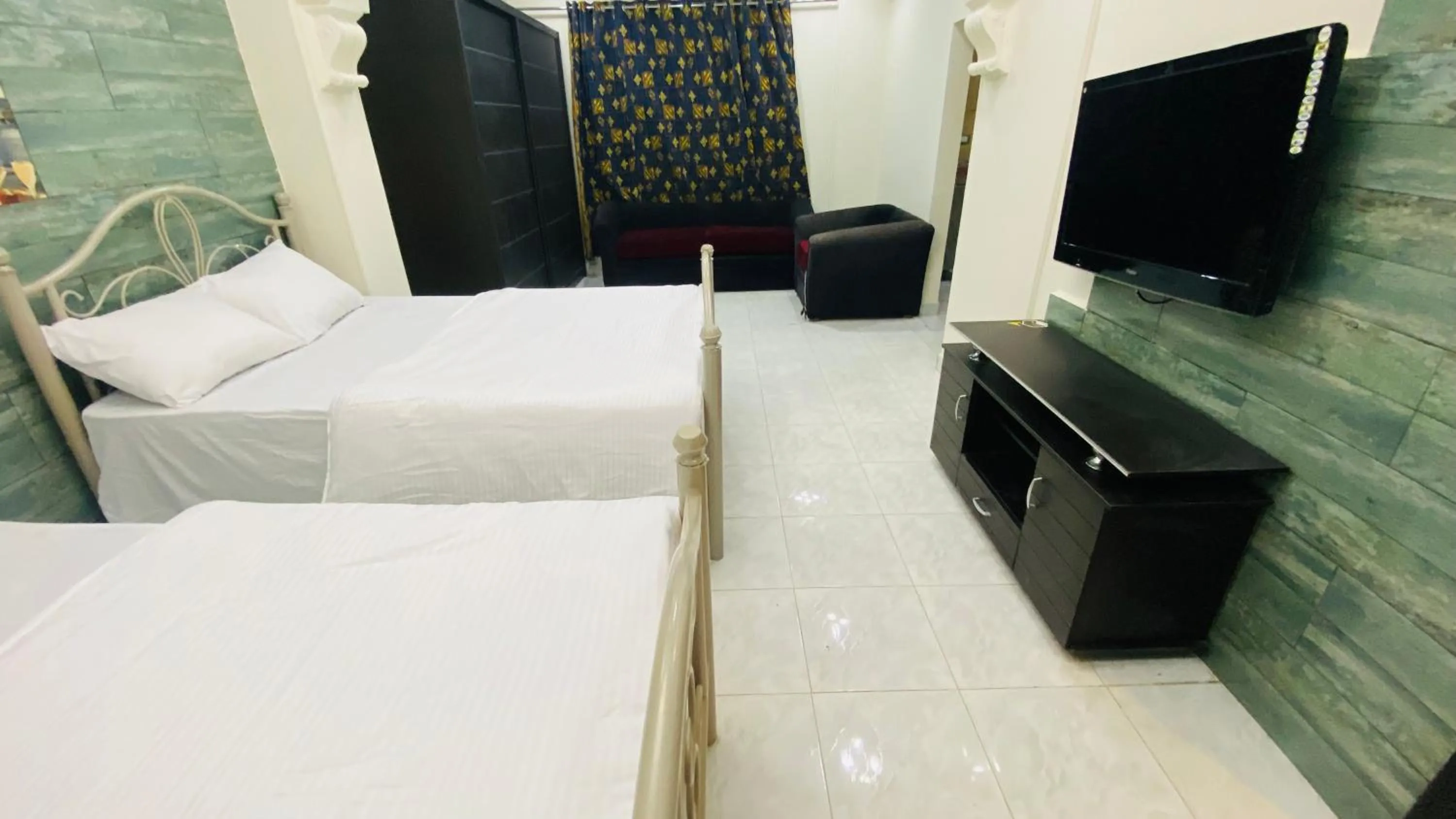 Photo of the whole room, Bed in Triangle Pyramids Boutique
