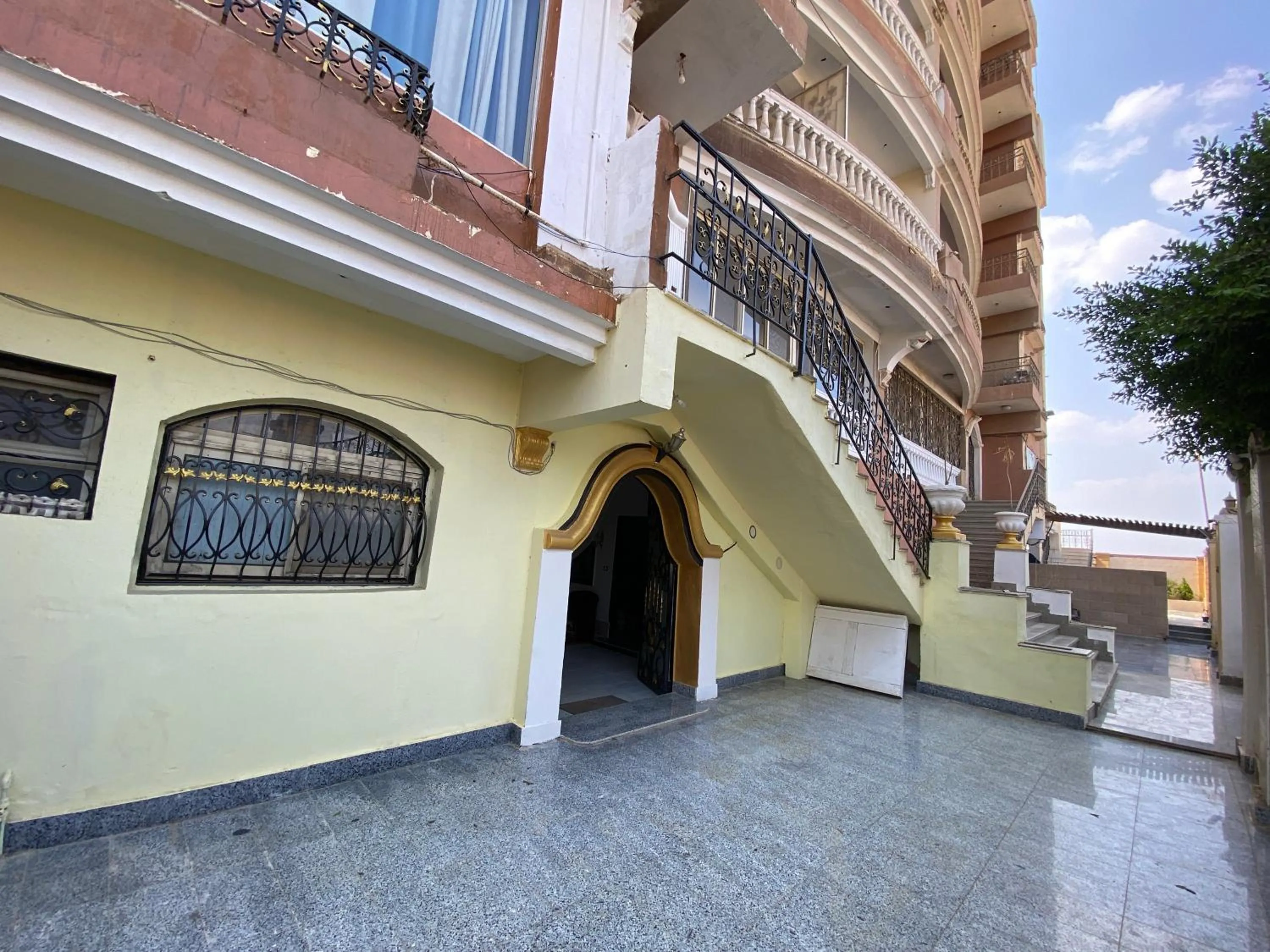 Property building in Triangle Pyramids Boutique