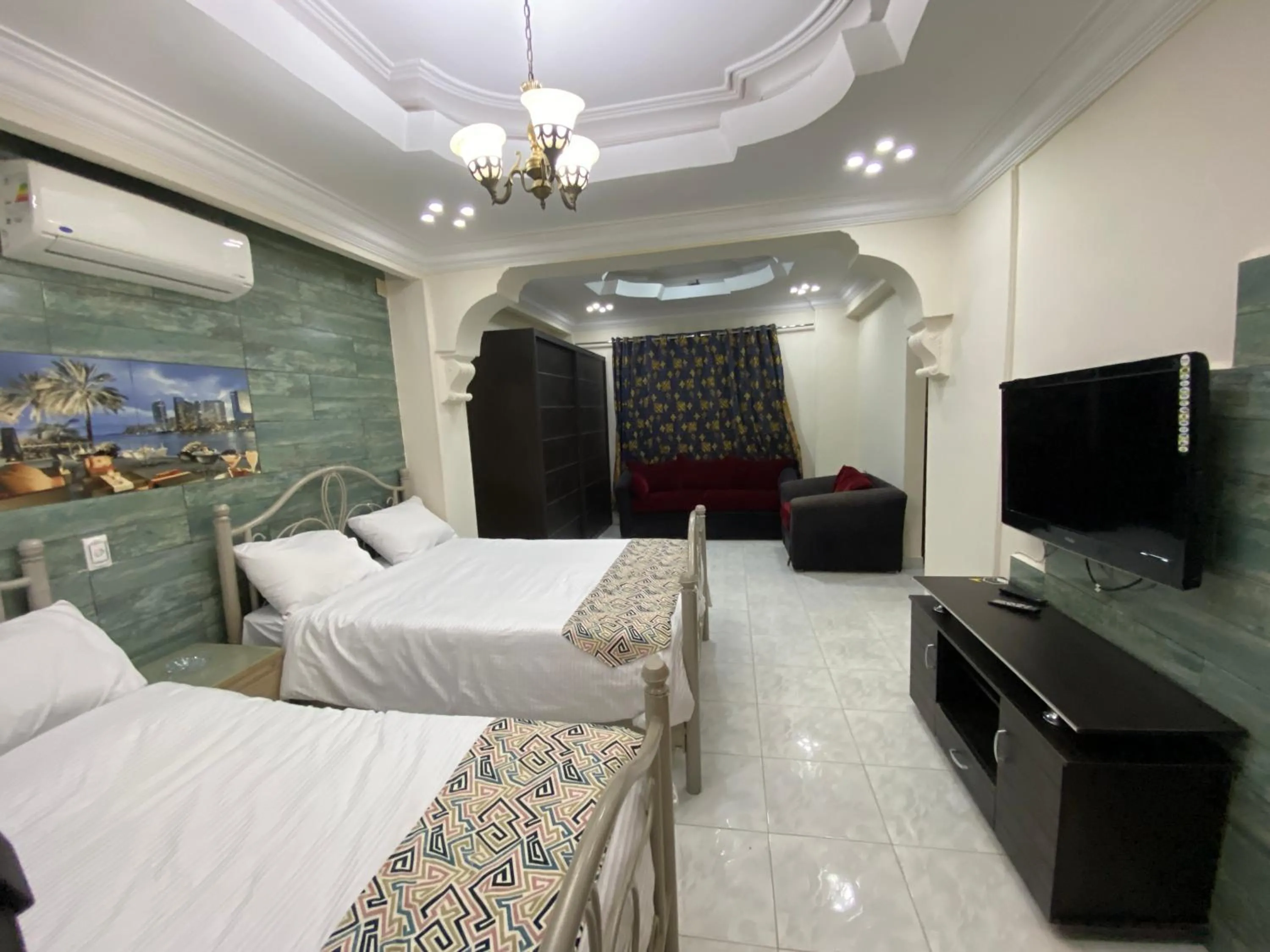 Communal lounge/ TV room, Bed in Triangle Pyramids Boutique