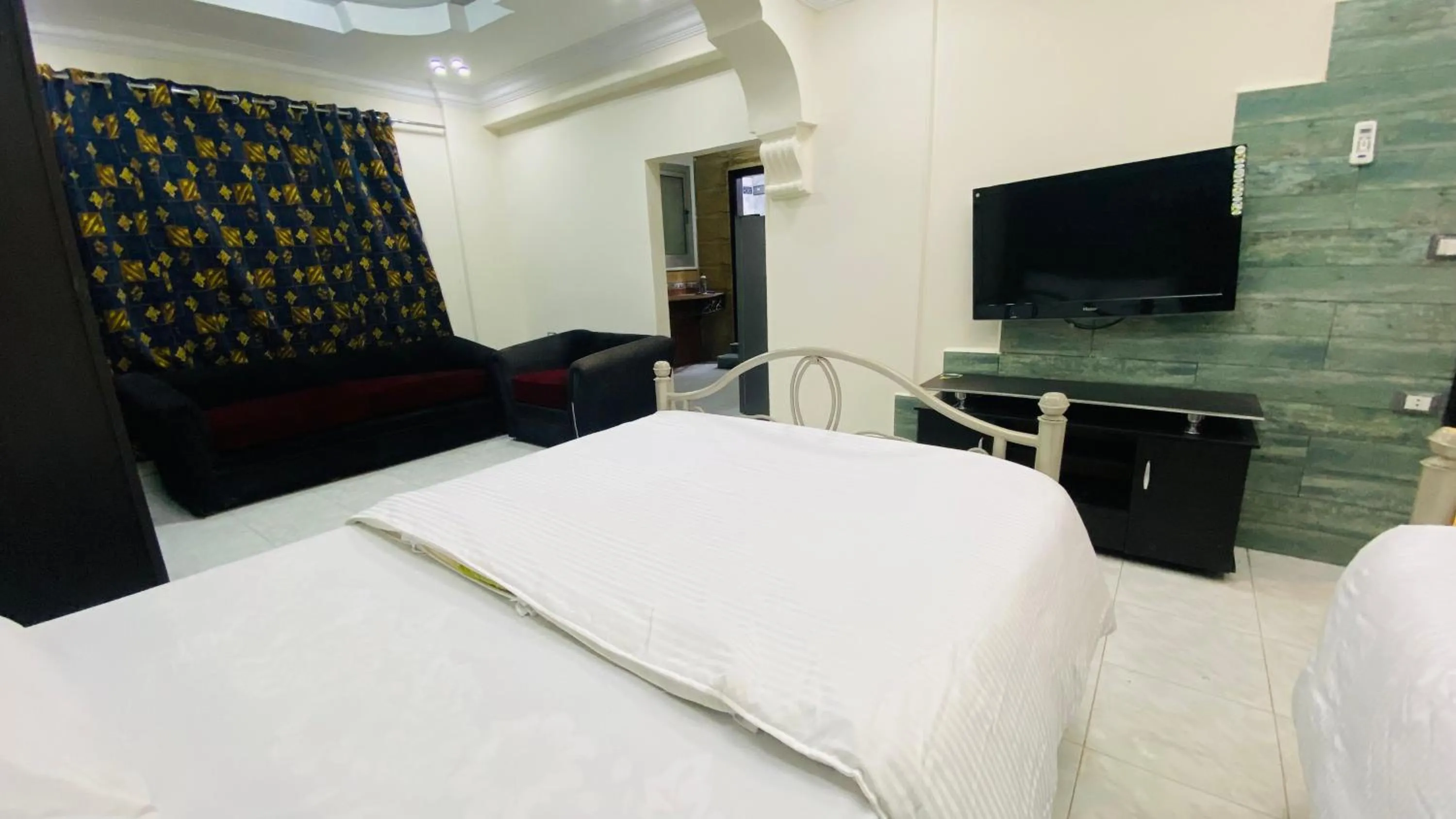 TV and multimedia, Bed in Triangle Pyramids Boutique