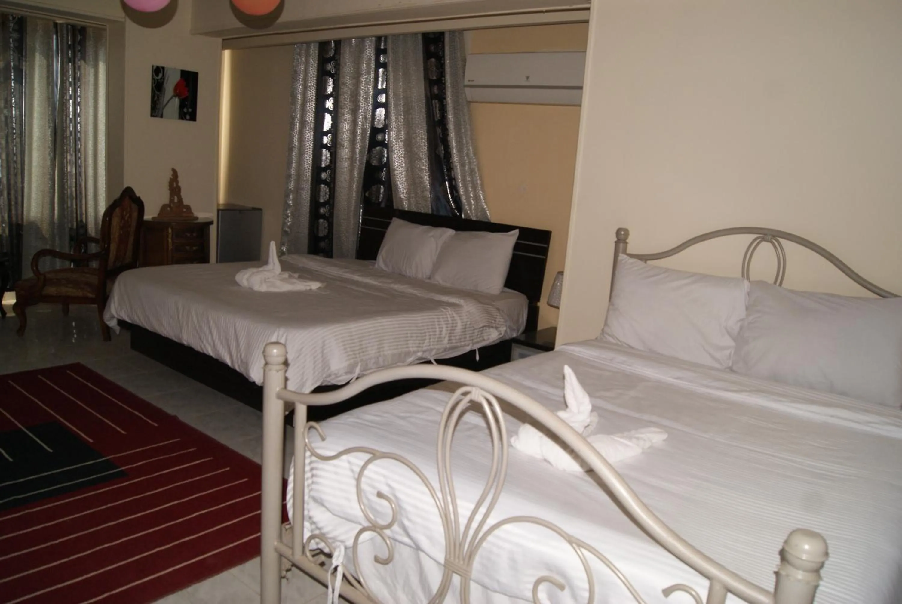 Photo of the whole room, Bed in Triangle Pyramids Boutique