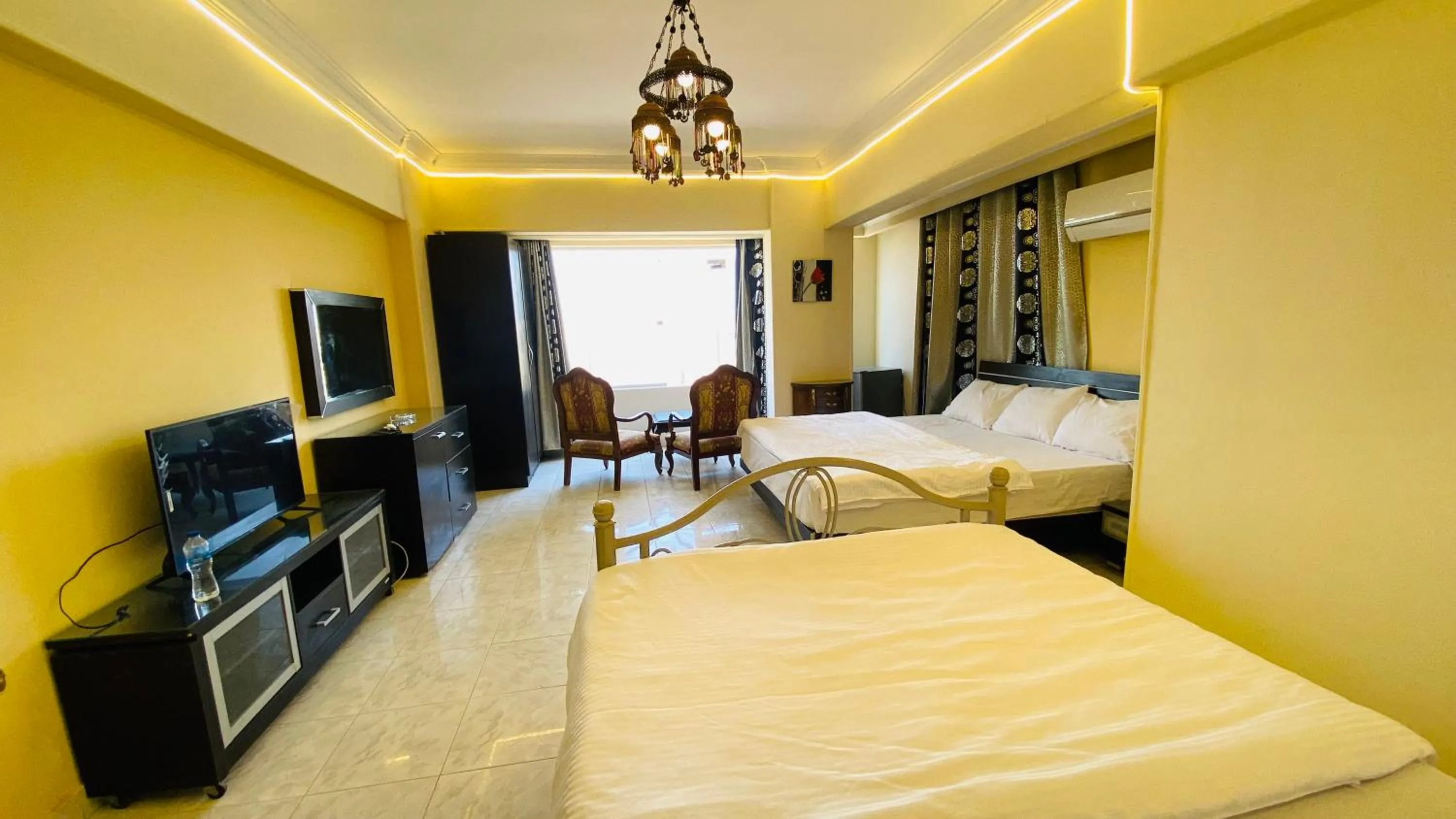 Communal lounge/ TV room, Bed in Triangle Pyramids Boutique