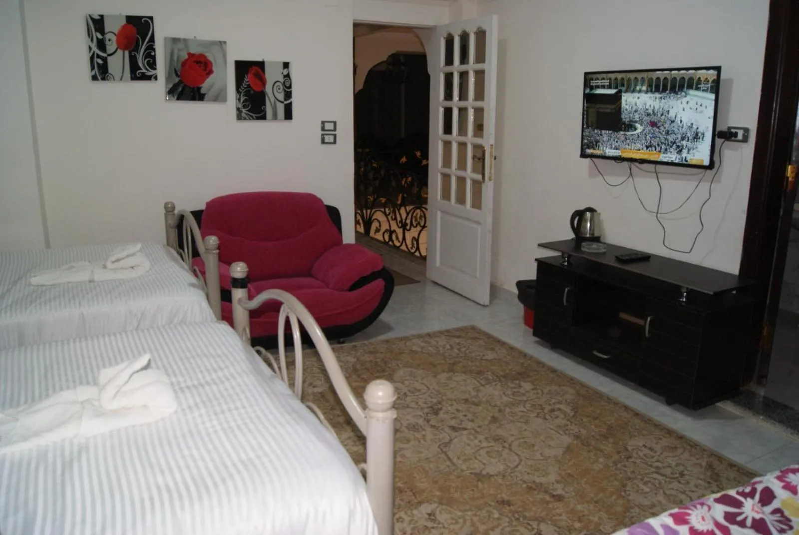 Communal lounge/ TV room, Bed in Triangle Pyramids Boutique
