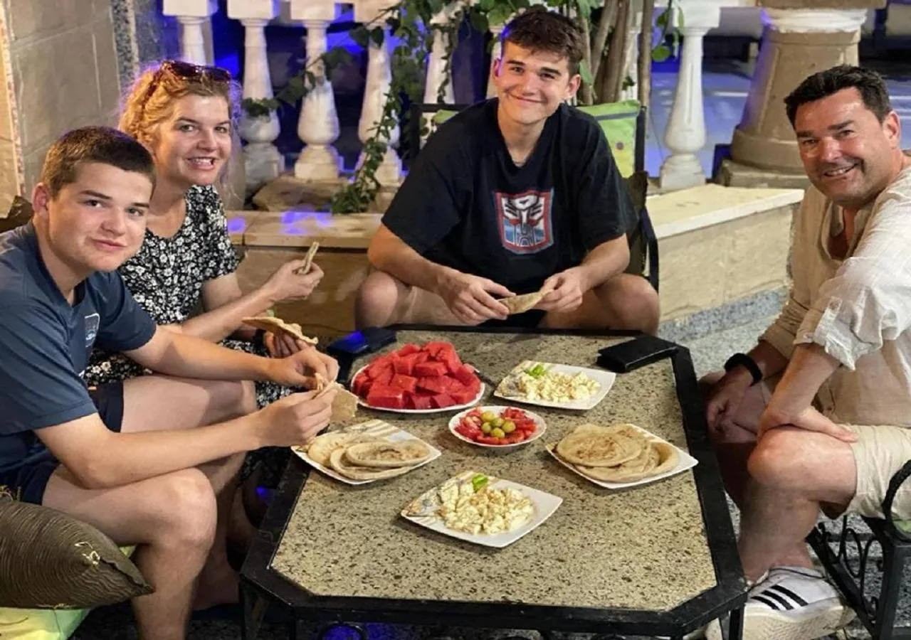 Restaurant/places to eat in Triangle Pyramids Boutique