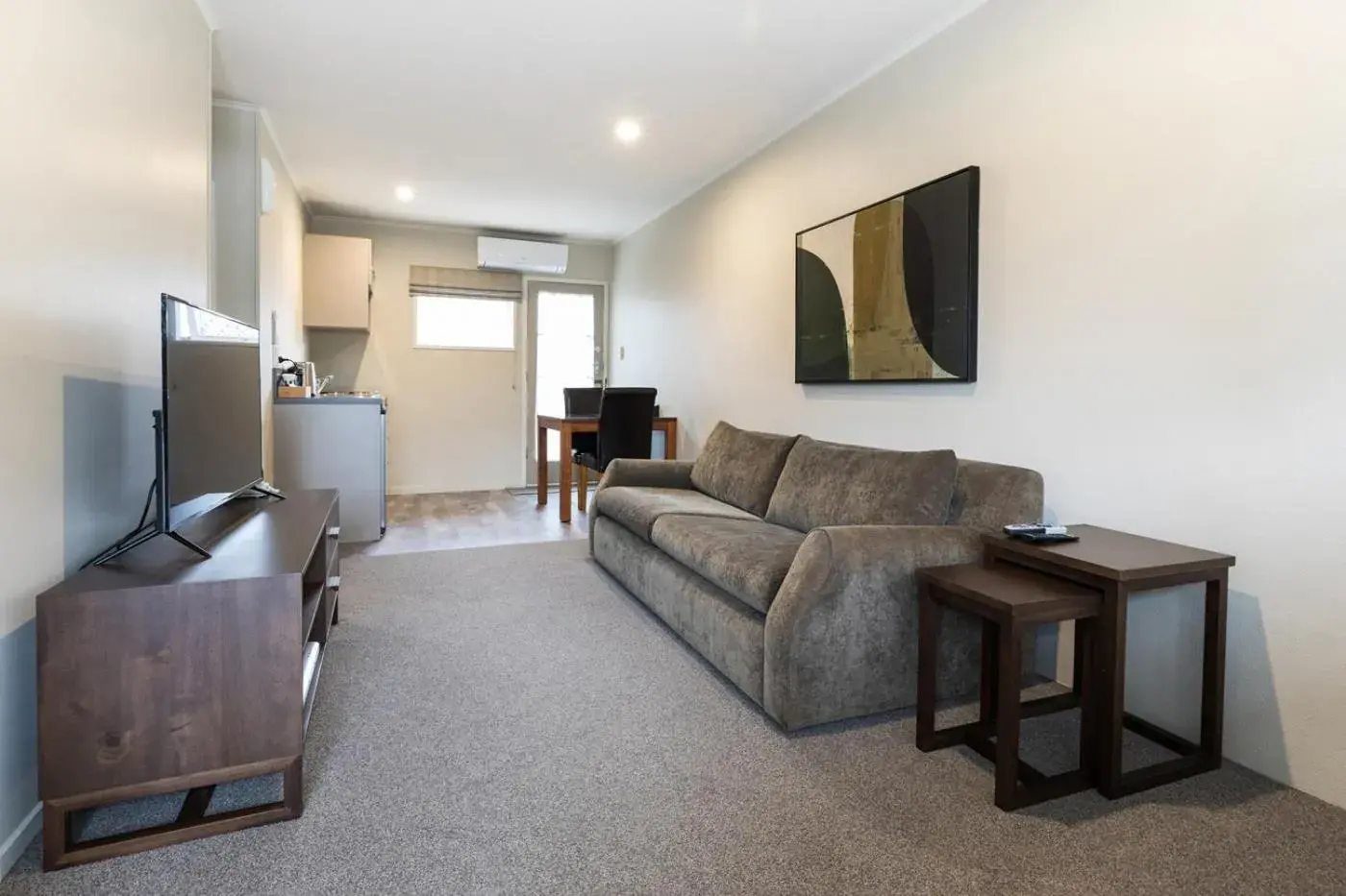 One-Bedroom Suite with Spa Bath in Colonial Court Motor Inn One-Bedroom Suite with Spa Bath in Colonial Court Motor Inn