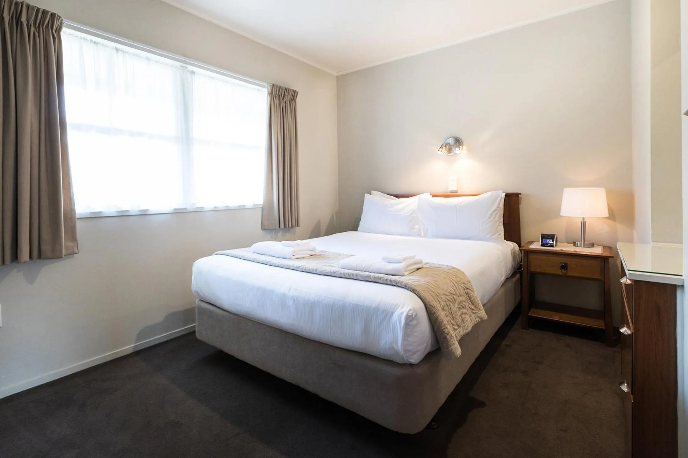 Bed in Colonial Court Motor Inn