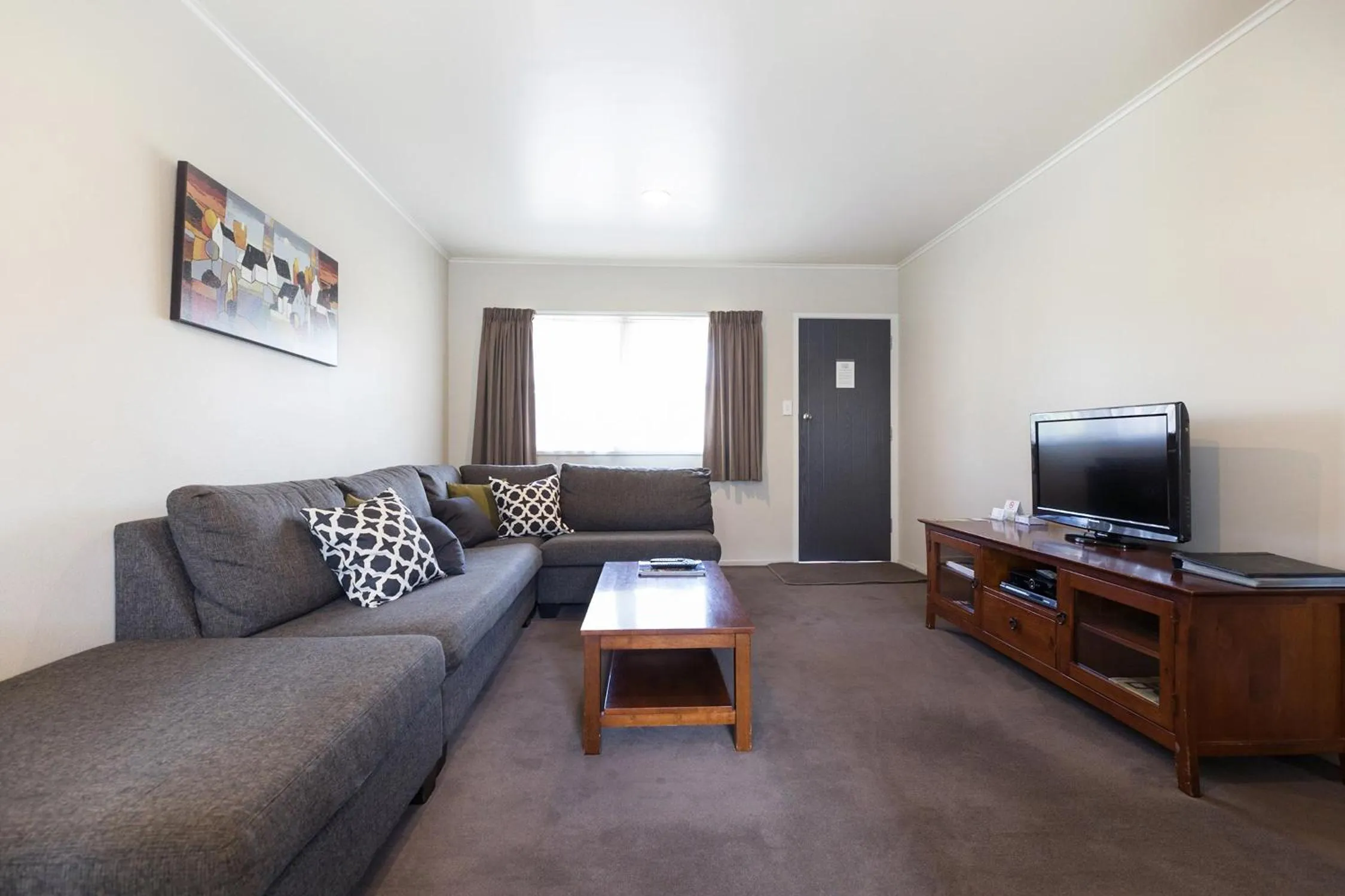 Living room in Colonial Court Motor Inn