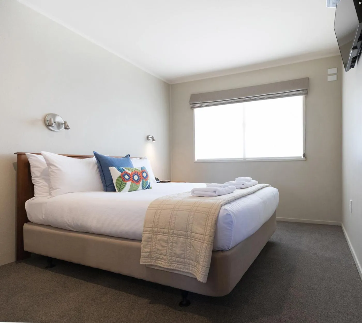 Bed in Colonial Court Motor Inn