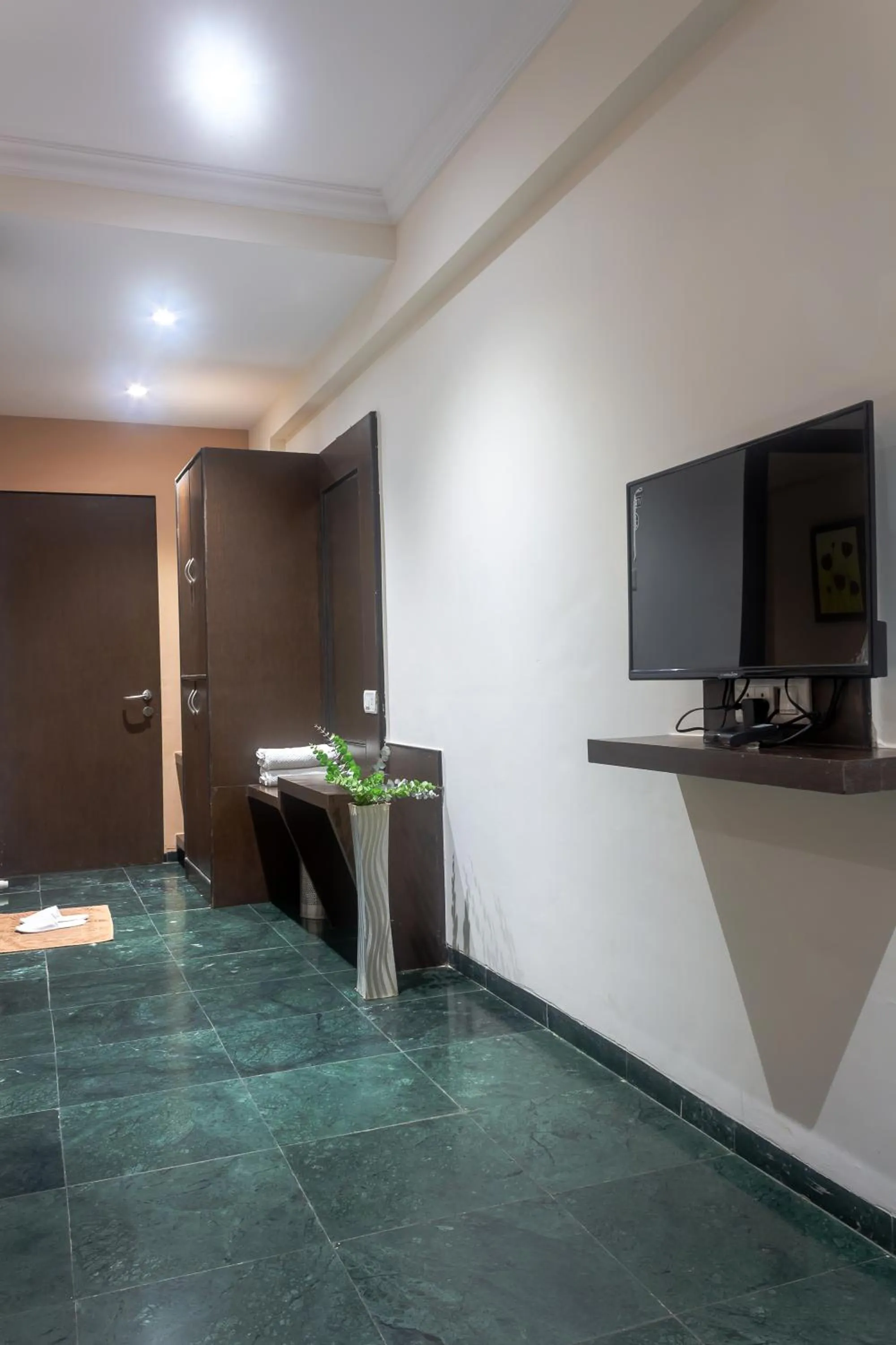 Communal lounge/ TV room in HOTEL KB's Grand