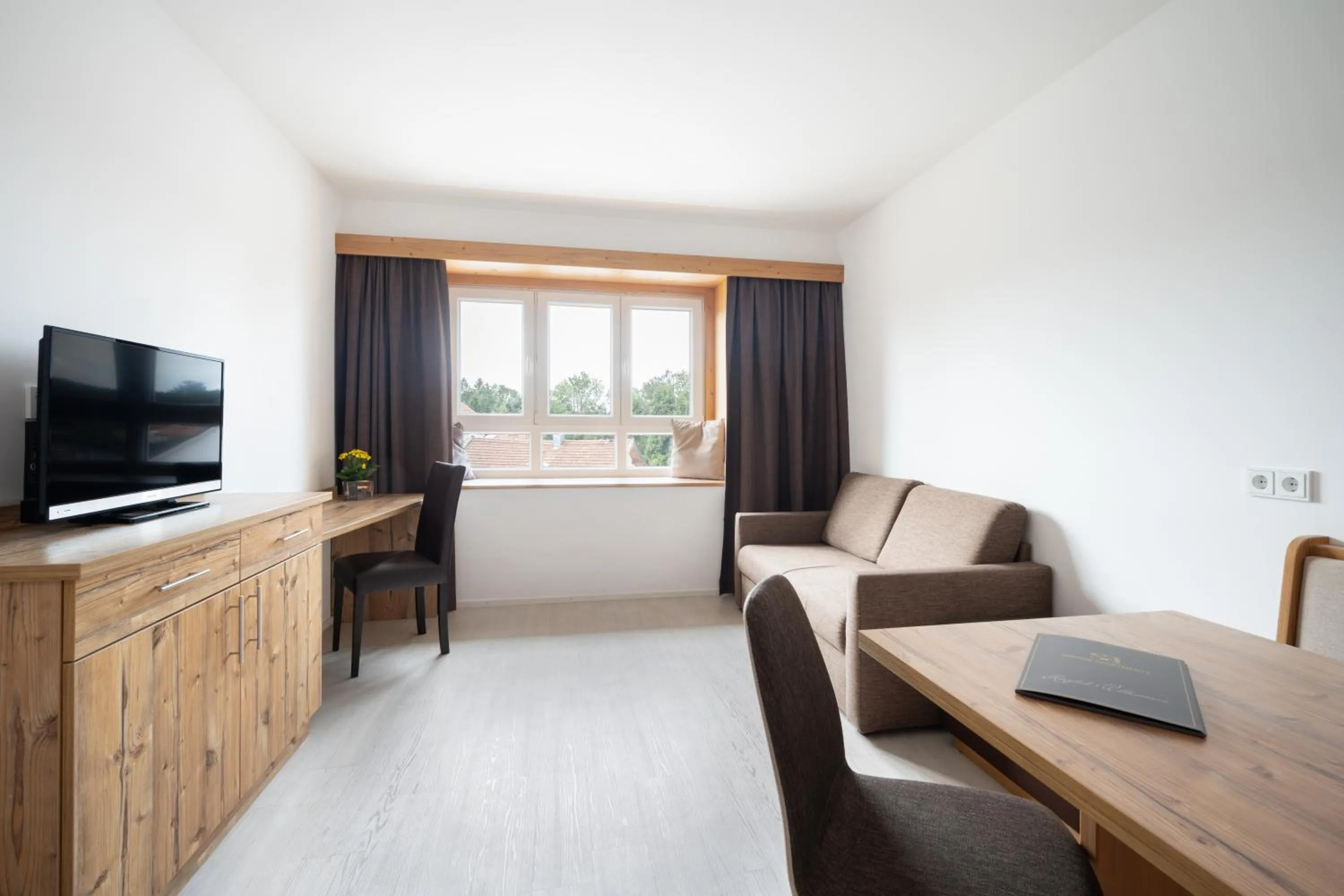 Communal lounge/ TV room in Snooze Apartments