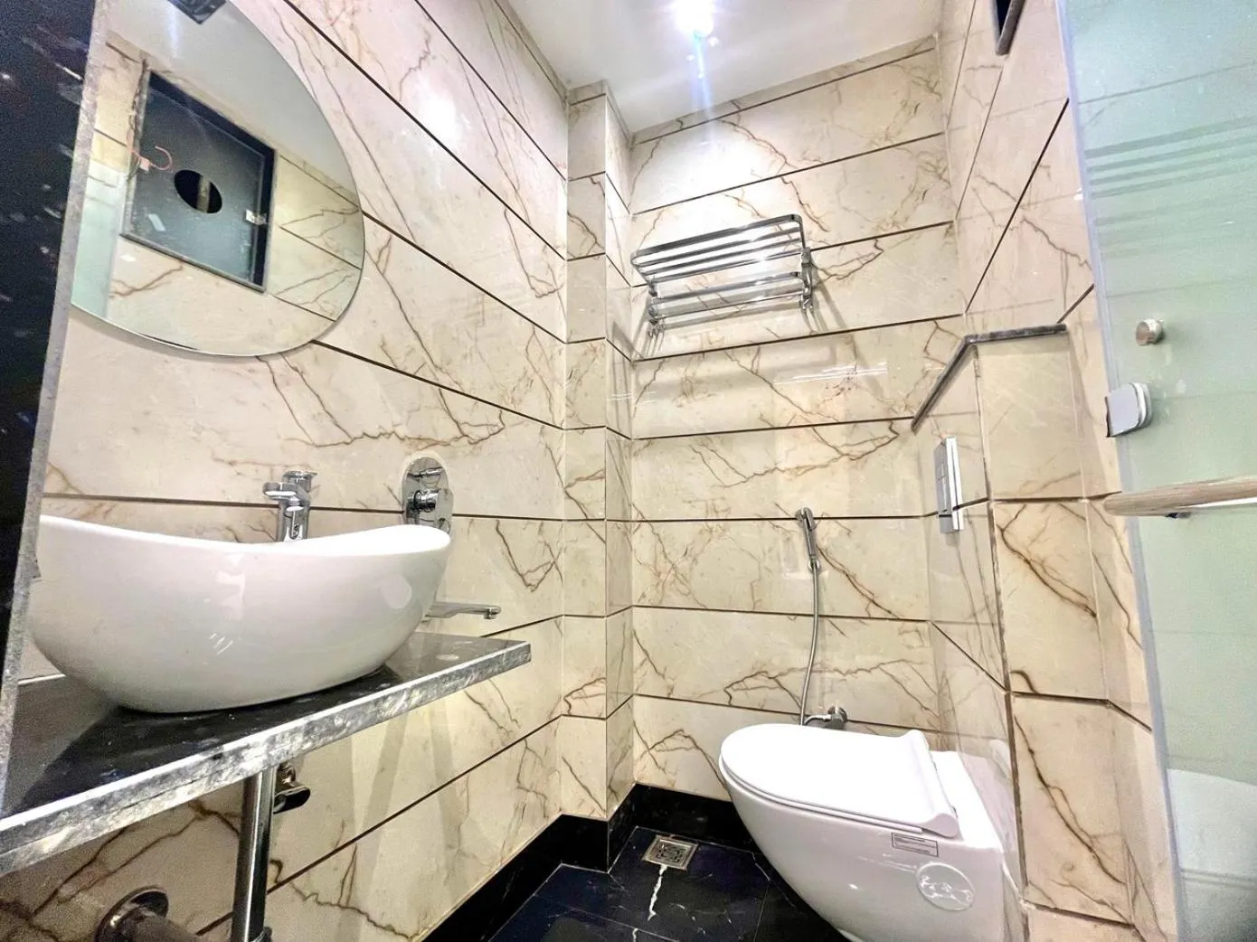 Shower in Hotel Delhi Empire Dx