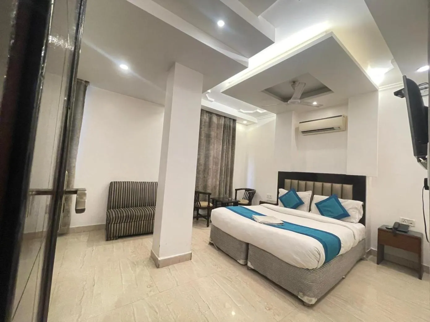 Bed in Hotel Delhi Empire Dx