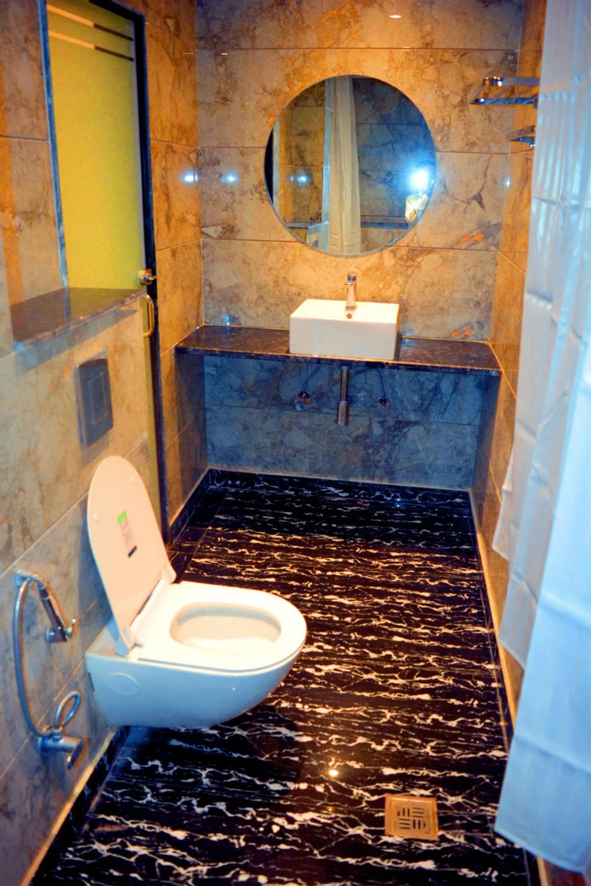 Bathroom in Hotel Delhi Empire Dx