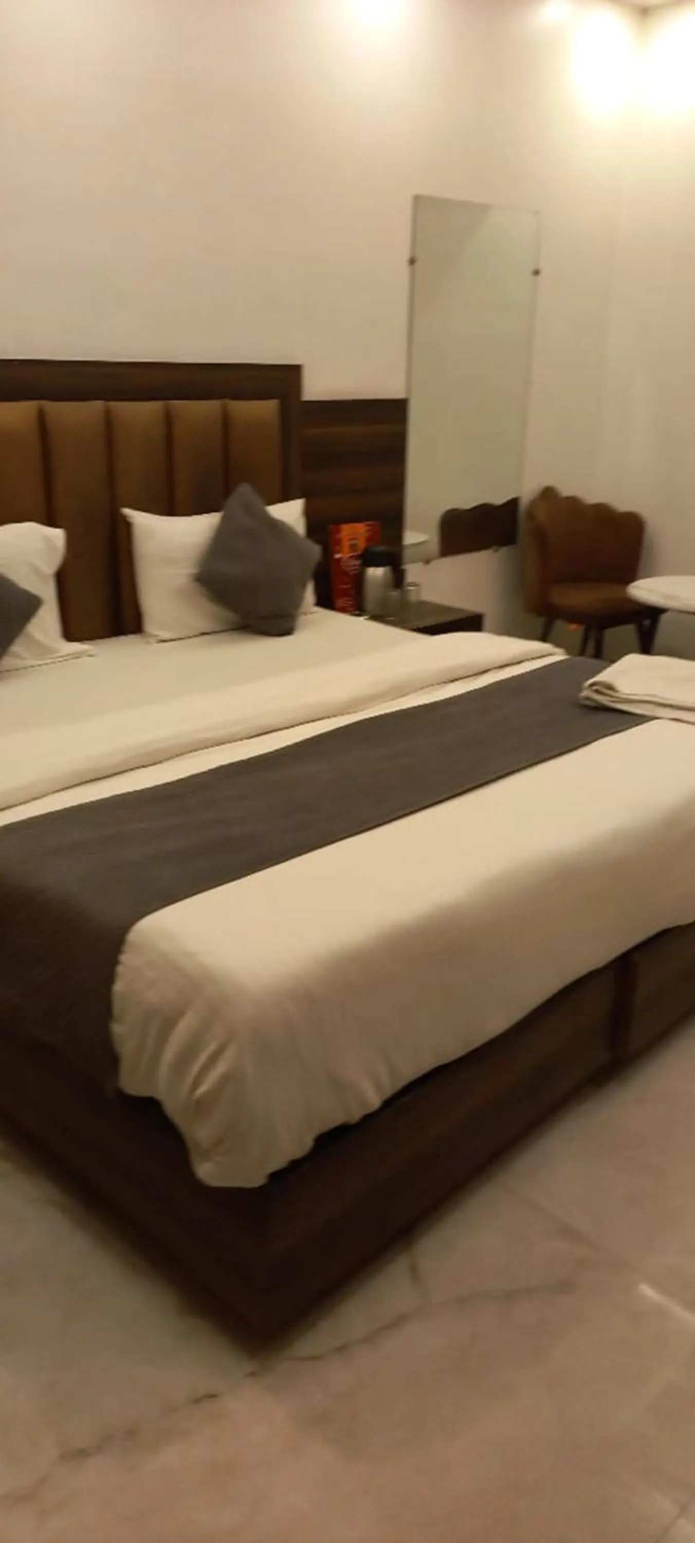 Bed in Hotel Delhi Empire Dx