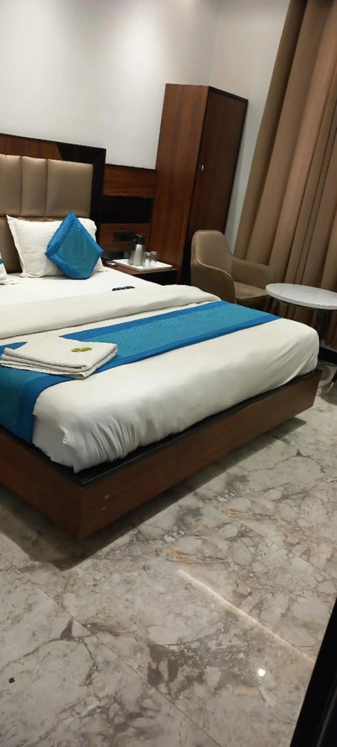 Bed in Hotel Delhi Empire Dx