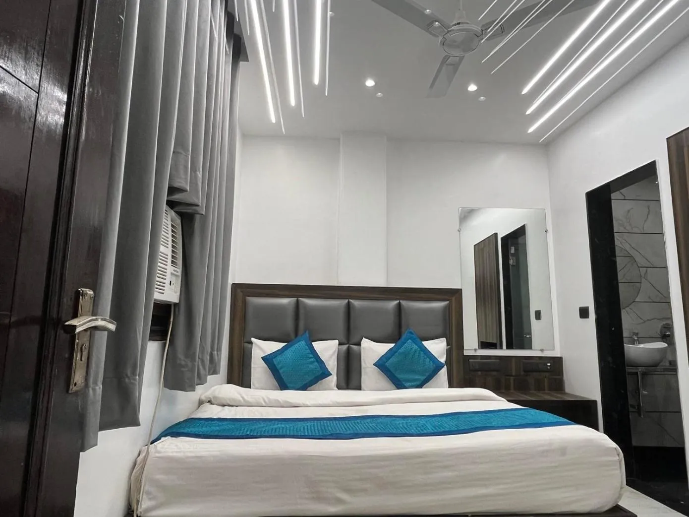 Bed in Hotel Delhi Empire Dx