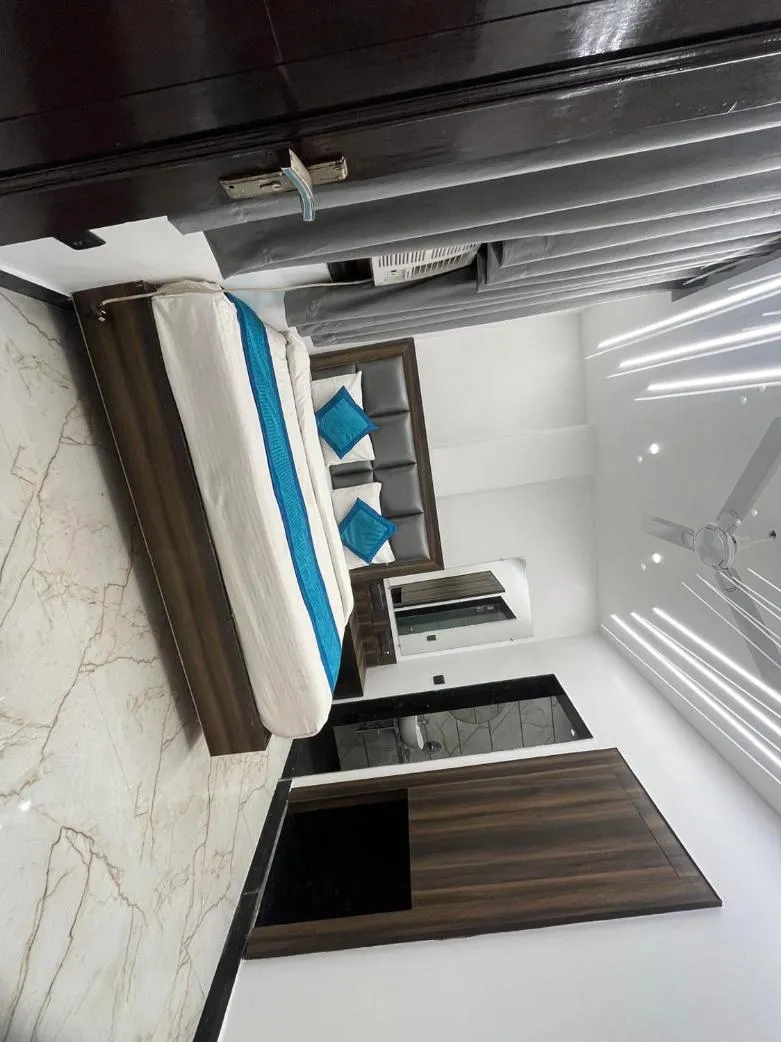 Bed in Hotel Delhi Empire Dx