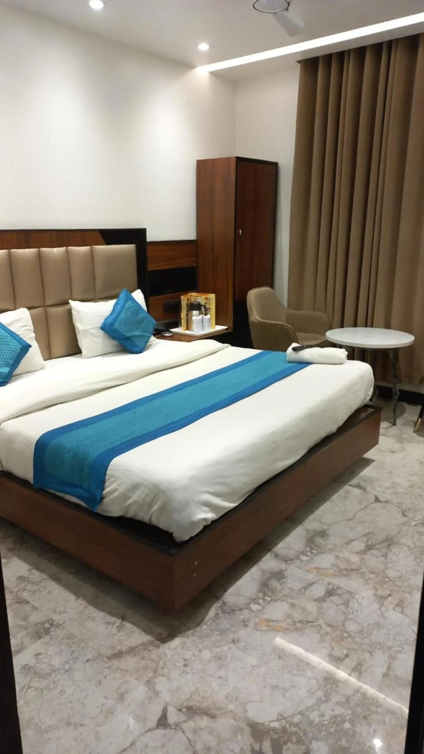 Bed in Hotel Delhi Empire Dx